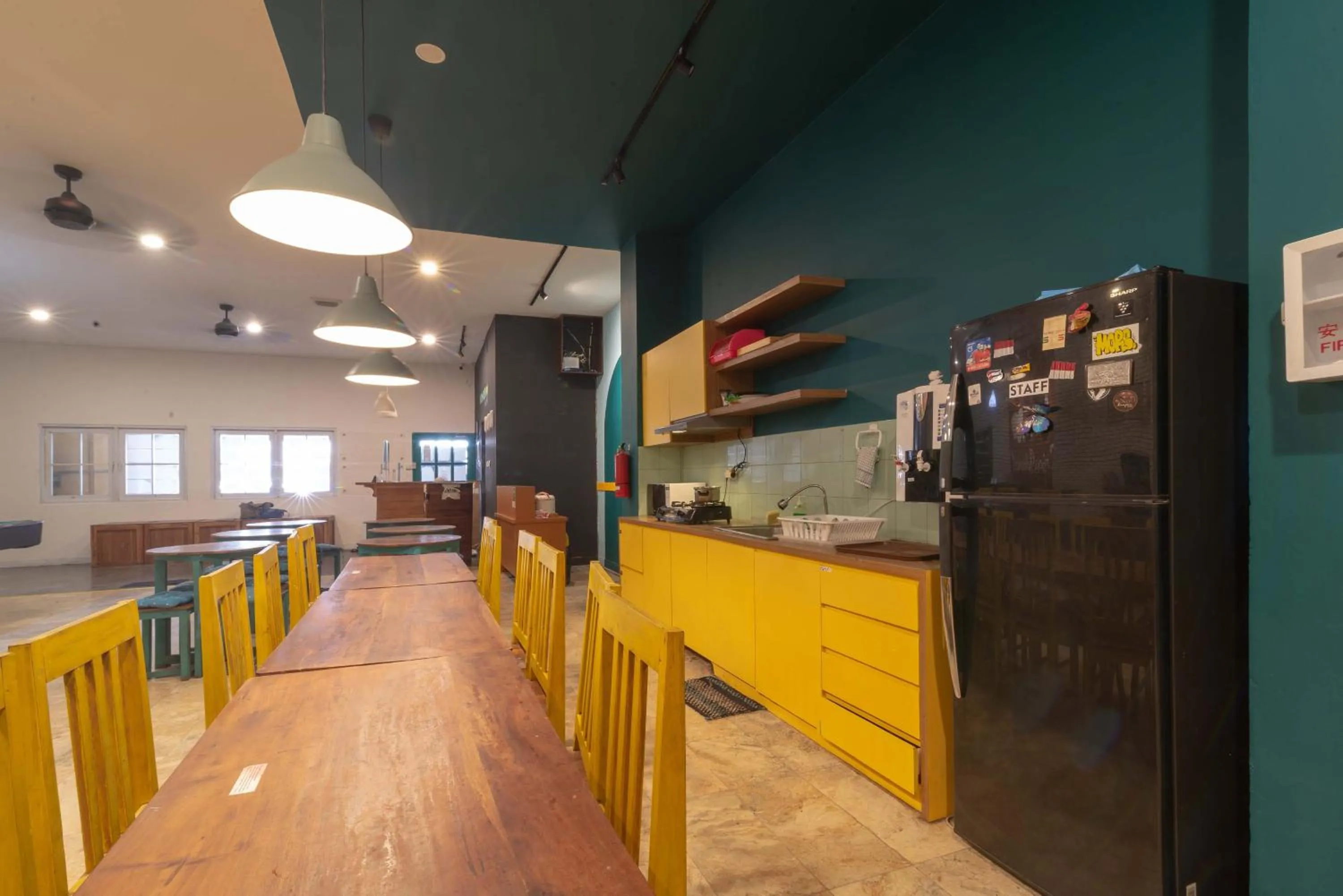 Communal kitchen in Wonderloft Hostel Kota Tua