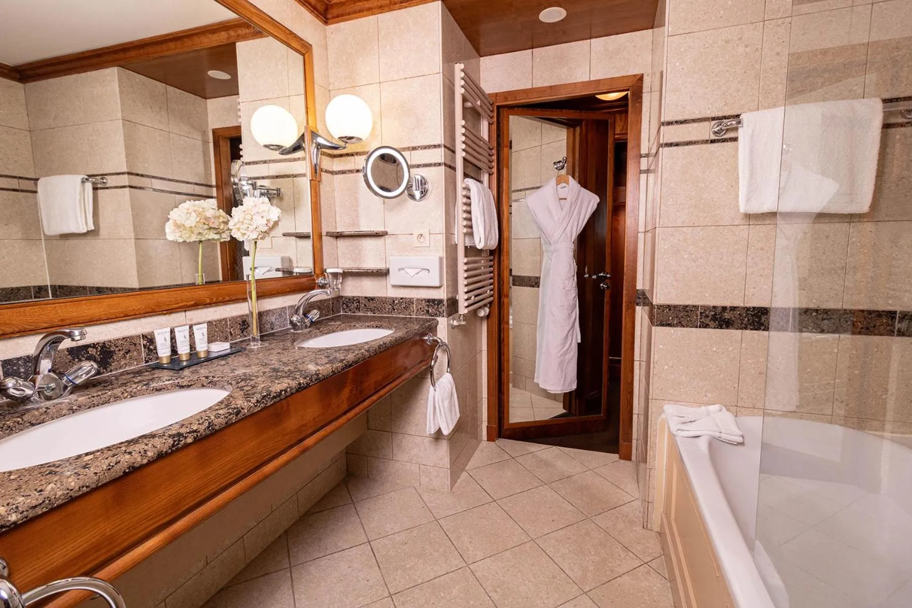 Bathroom in Le Grand Hôtel - Domaine De Divonne