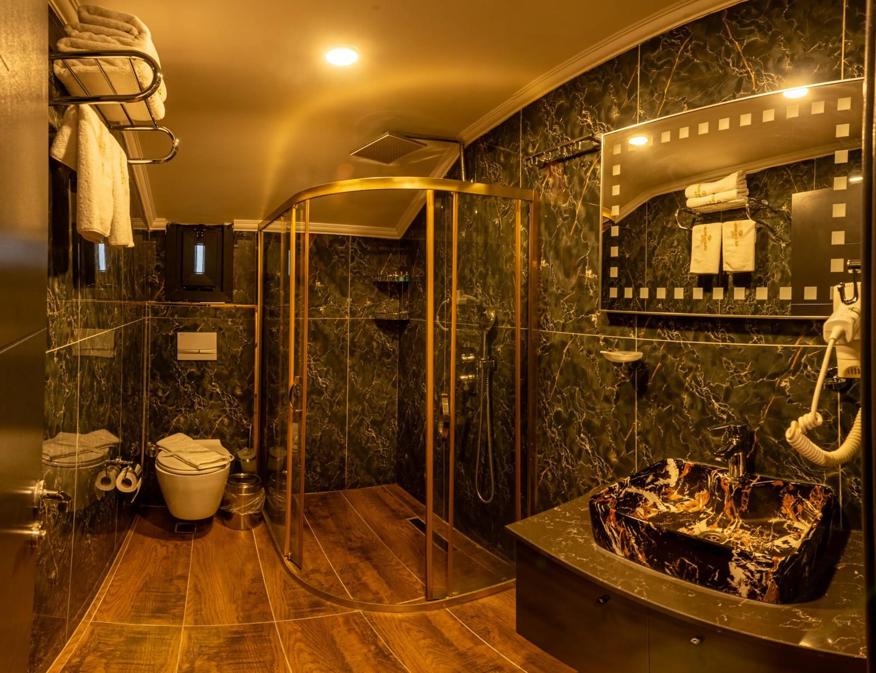 Shower in Golden Dream Otel