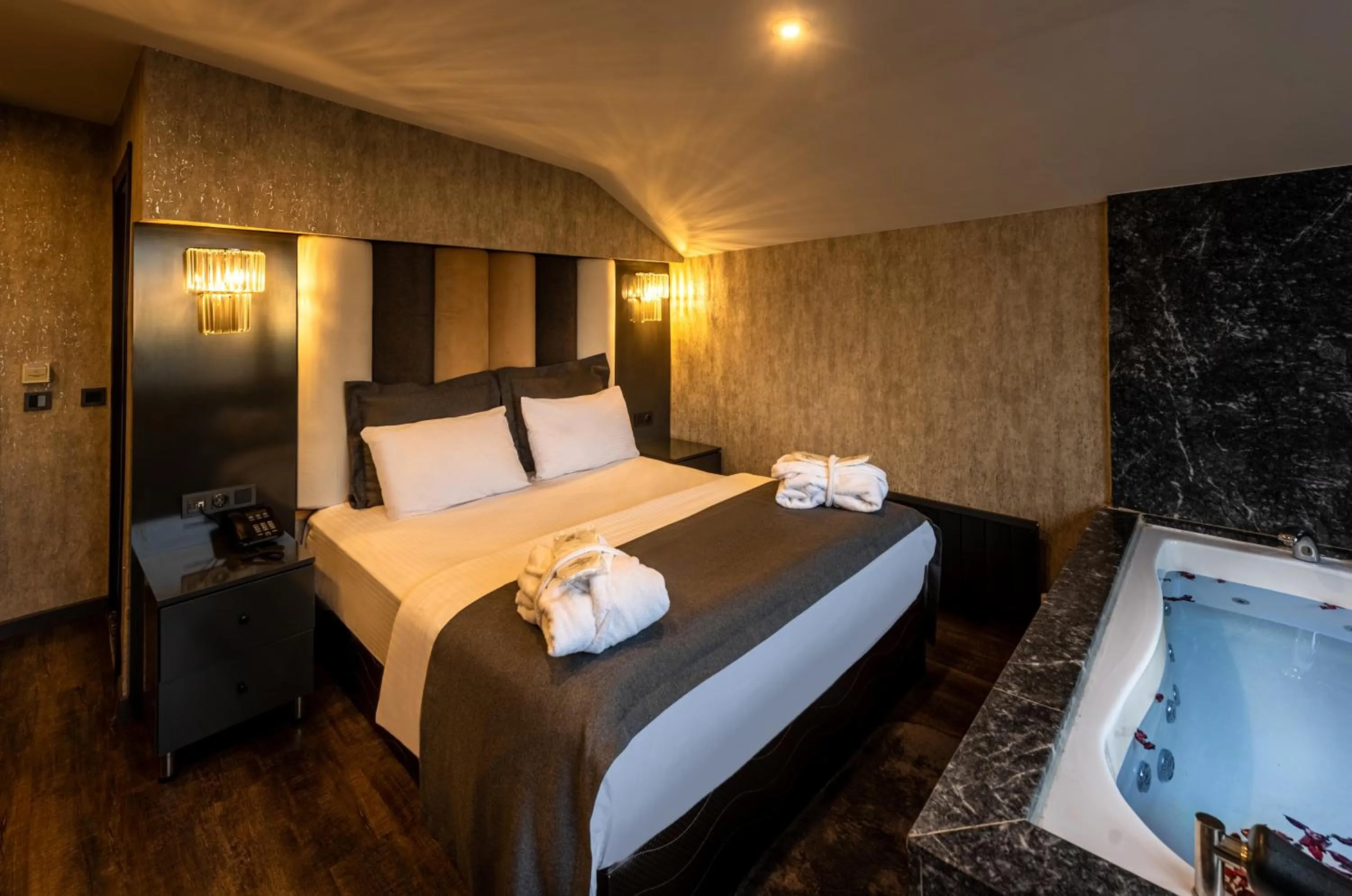 Hot Tub, Bed in Golden Dream Otel