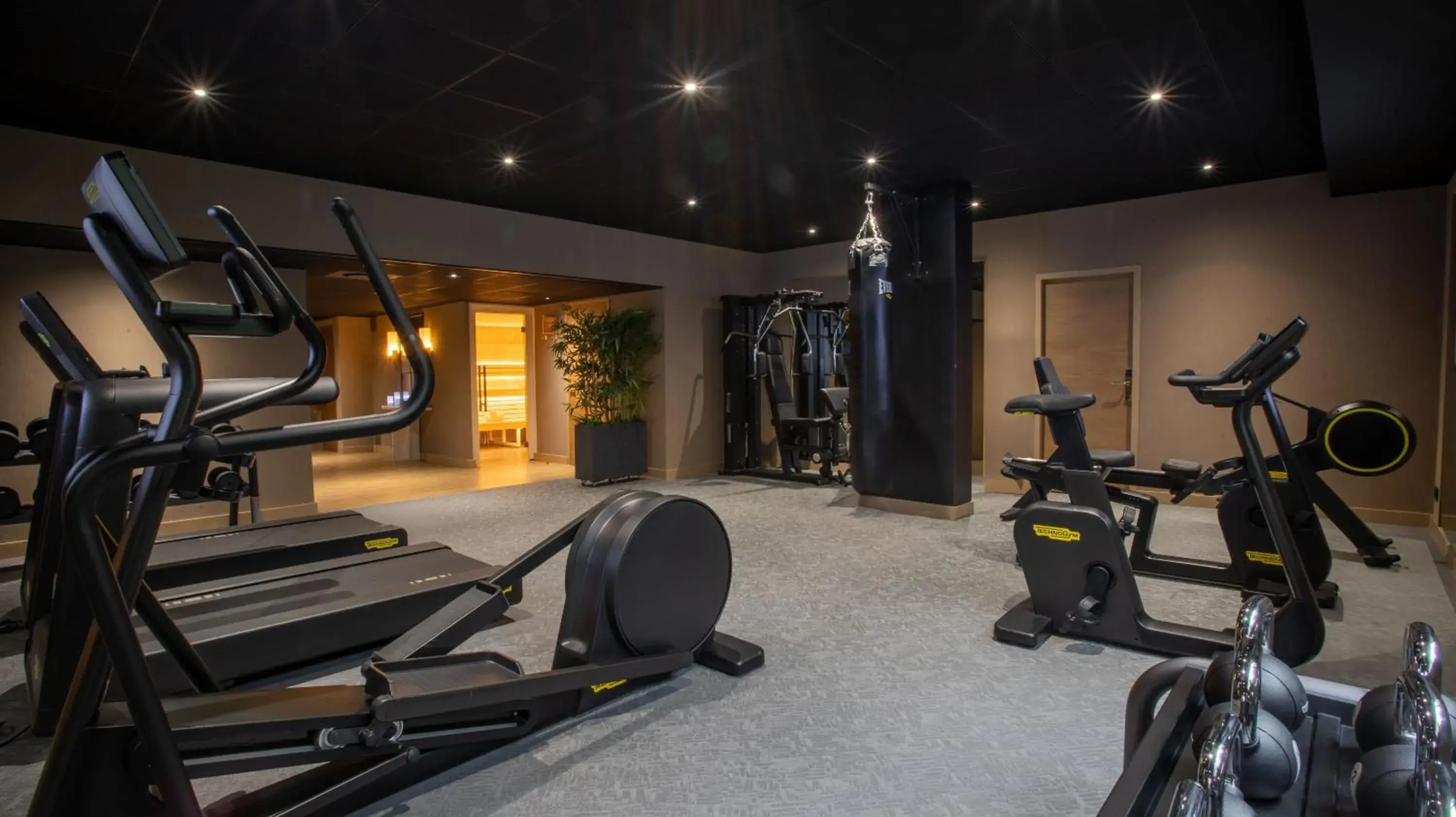 Fitness centre/facilities in Warwick Reine Astrid - Lyon Fitness centre/facilities in Warwick Reine Astrid - Lyon