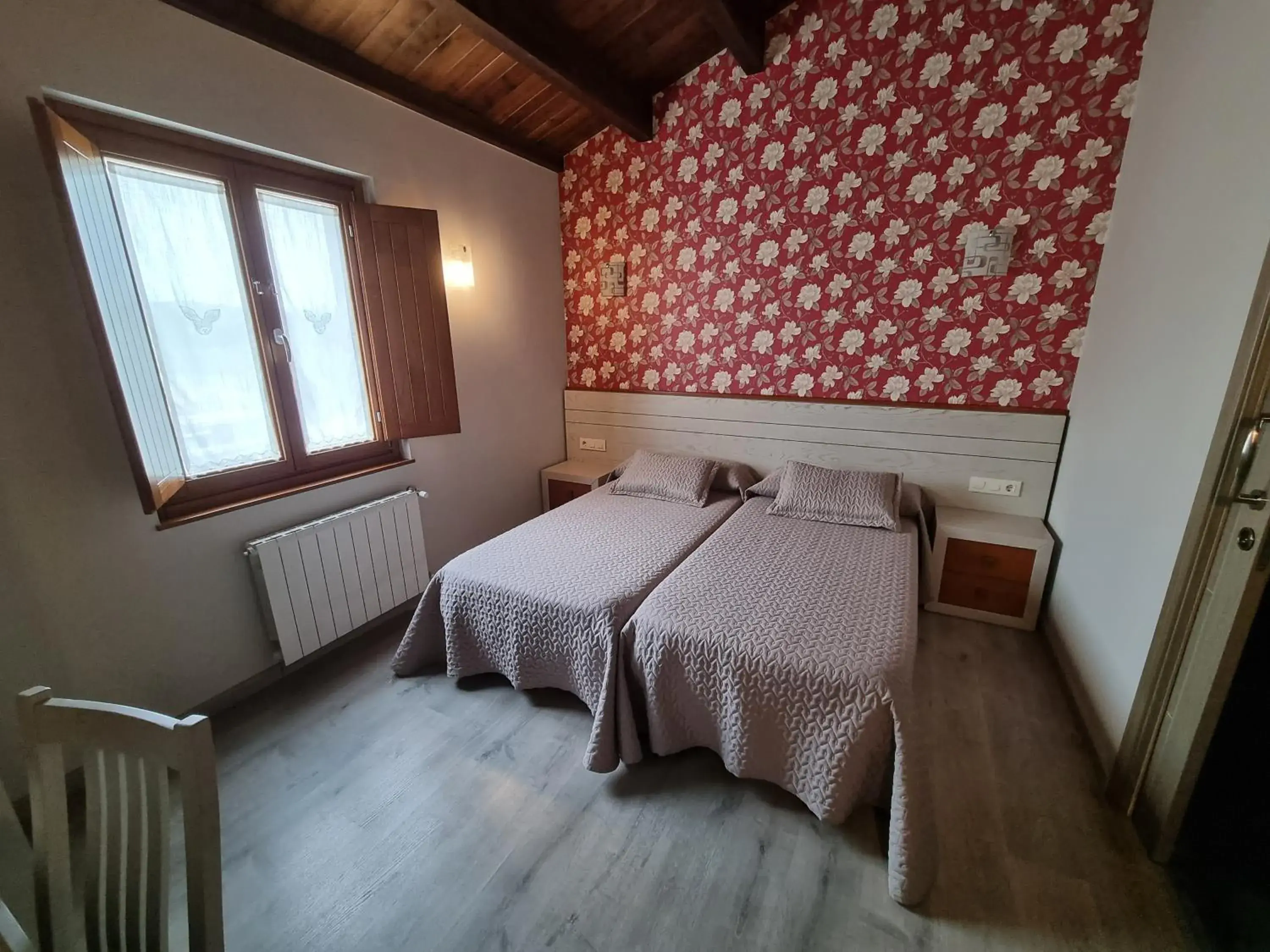 Standard Twin Room with Garden View in Pensión Ribadiso Standard Twin Room with Garden View in Pensión Ribadiso