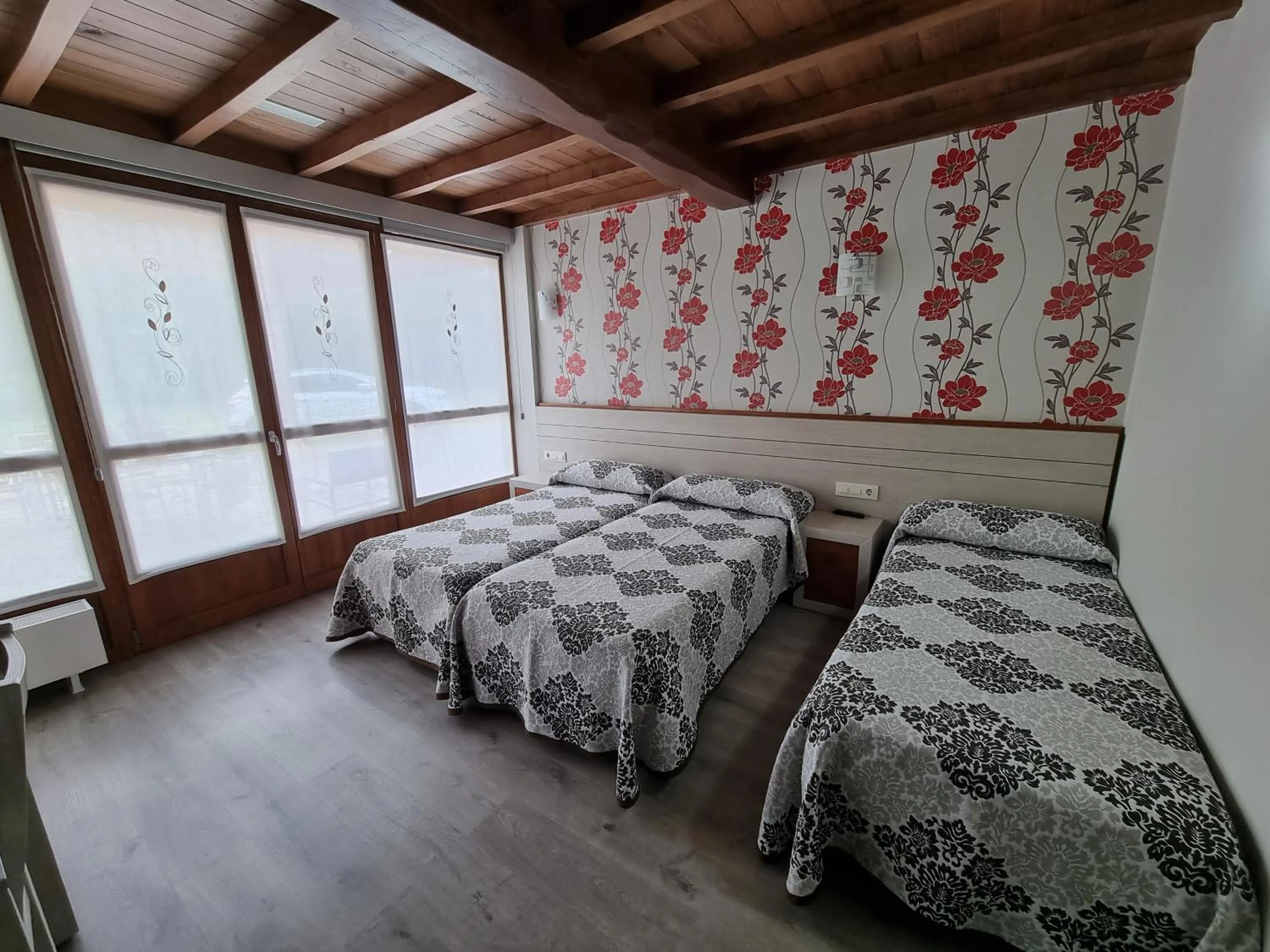 Triple Room with Private Bathroom in Pensión Ribadiso