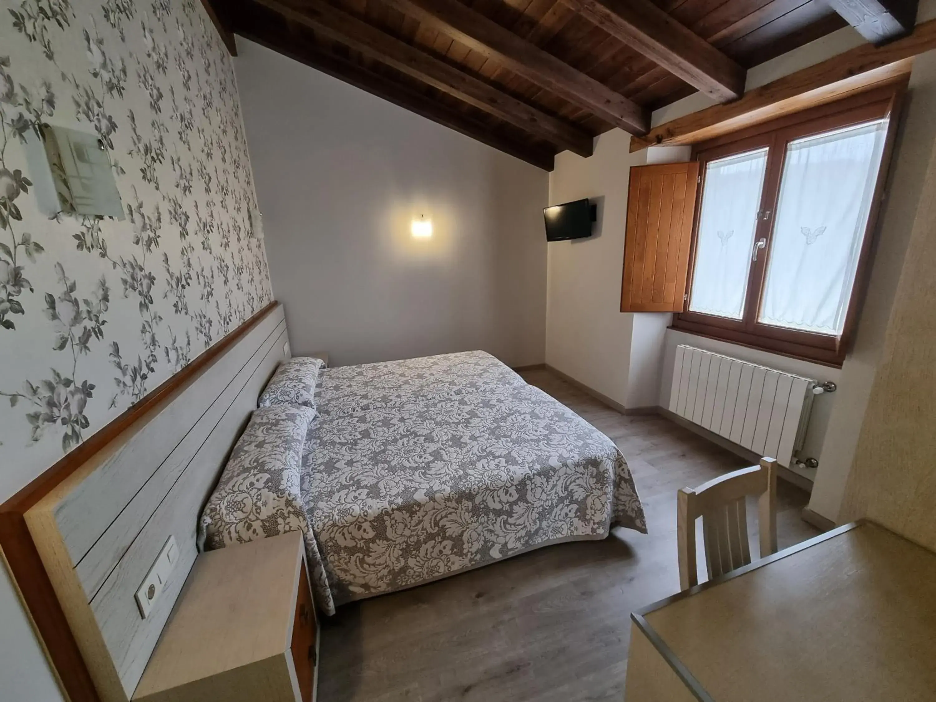 Twin Room with Private Bathroom in Pensión Ribadiso Twin Room with Private Bathroom in Pensión Ribadiso