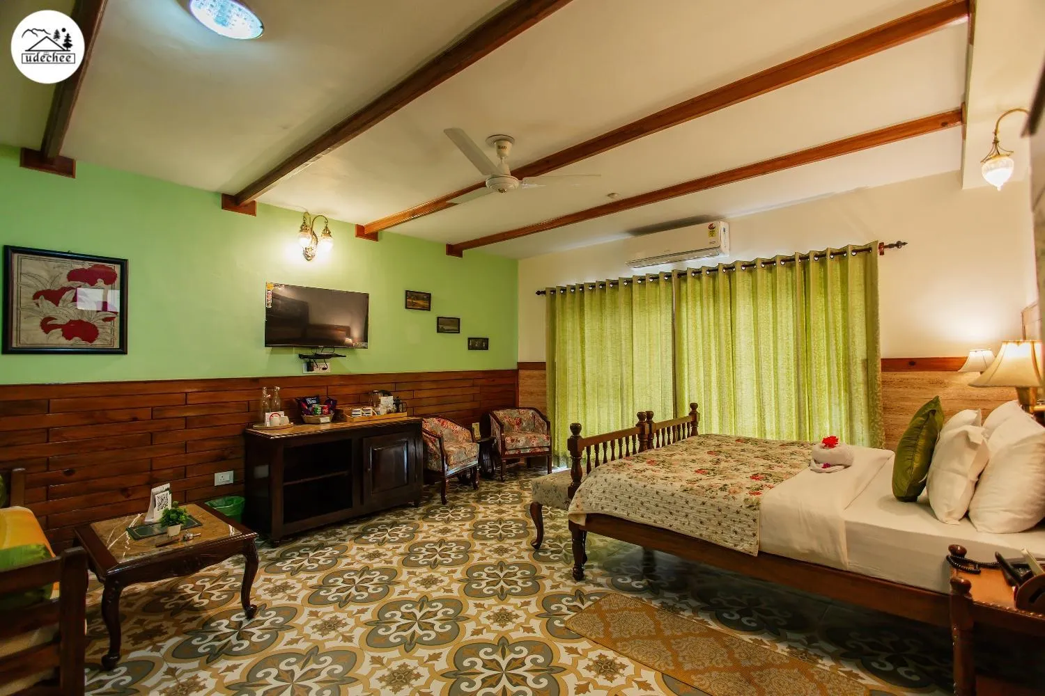 Bed in Hotel Udechee Huts, McLeod Ganj