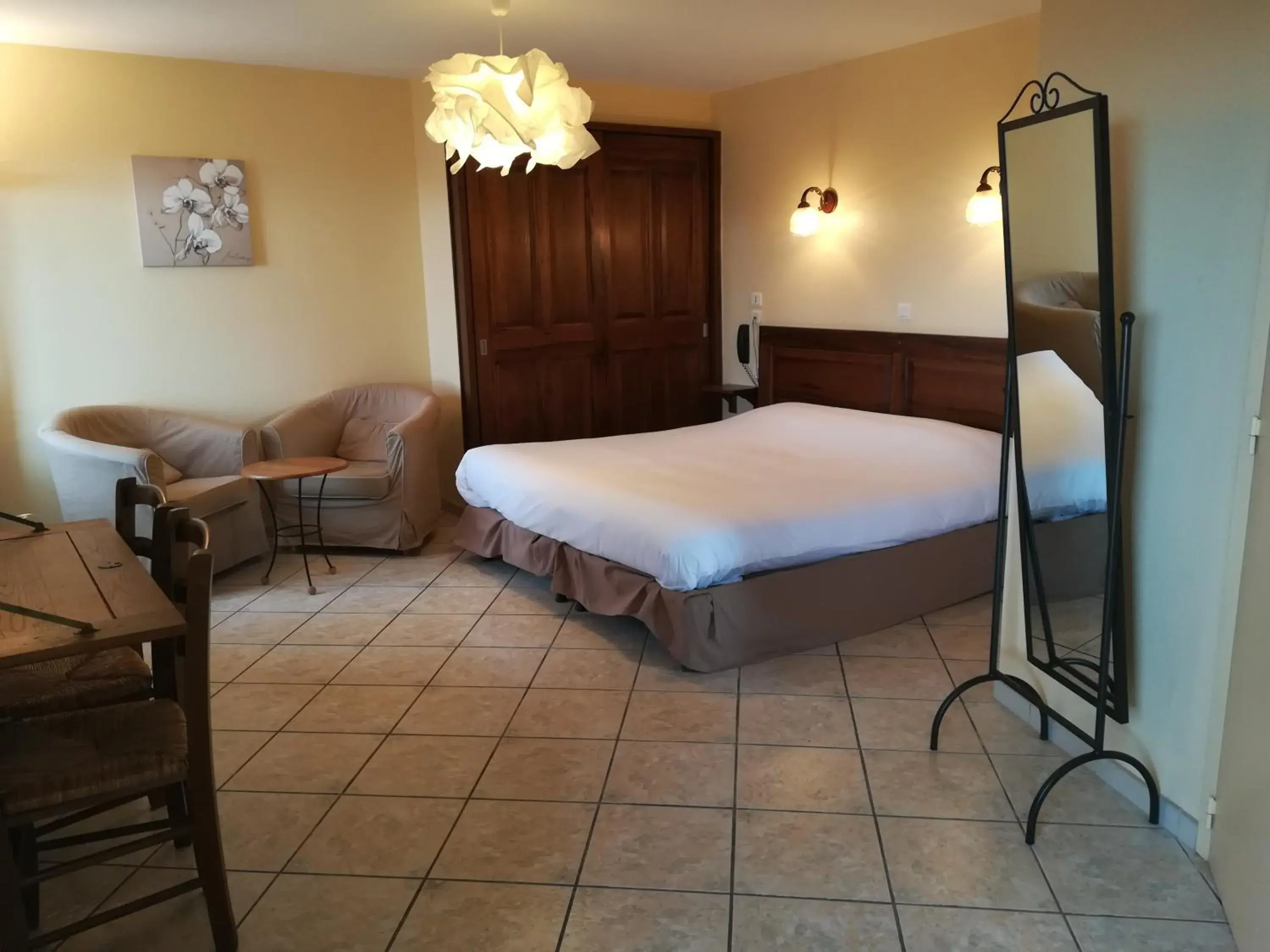 Superior Double Room in Logis Hôtel-restaurant La Mère Biquette Superior Double Room in Logis Hôtel-restaurant La Mère Biquette