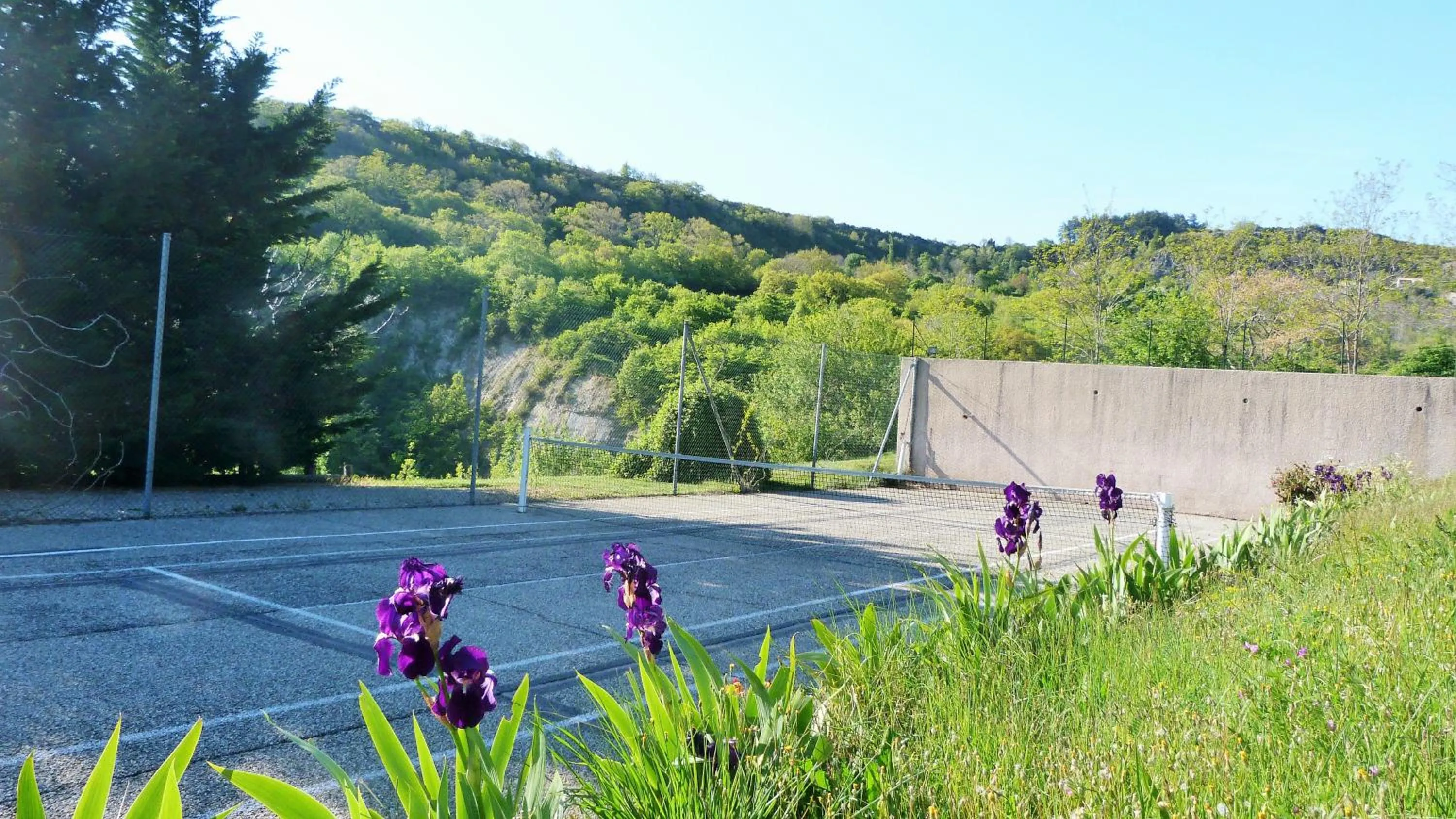 Tennis court in Logis Hôtel-restaurant La Mère Biquette