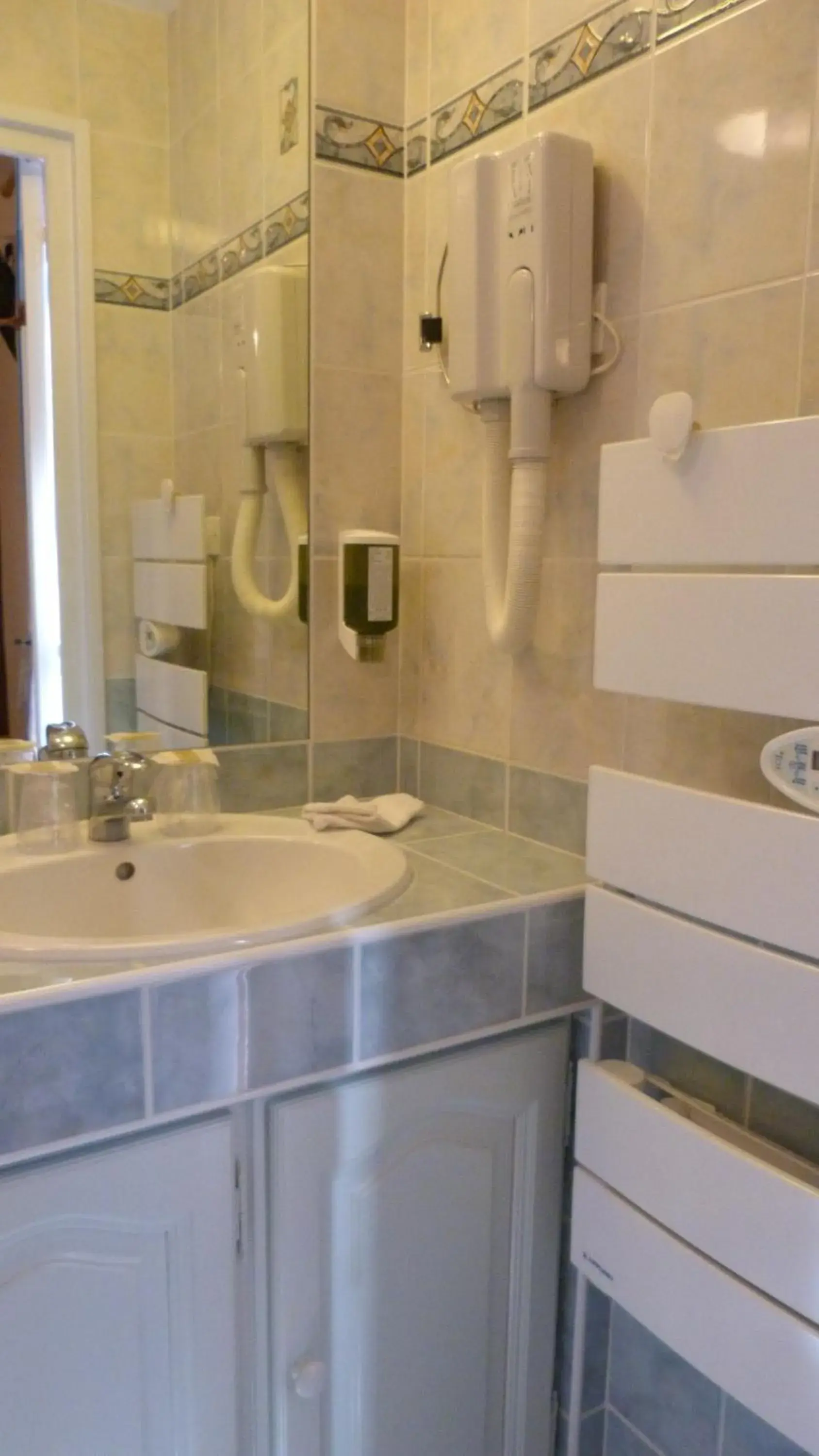 Bathroom in Logis Hôtel-restaurant La Mère Biquette Bathroom in Logis Hôtel-restaurant La Mère Biquette