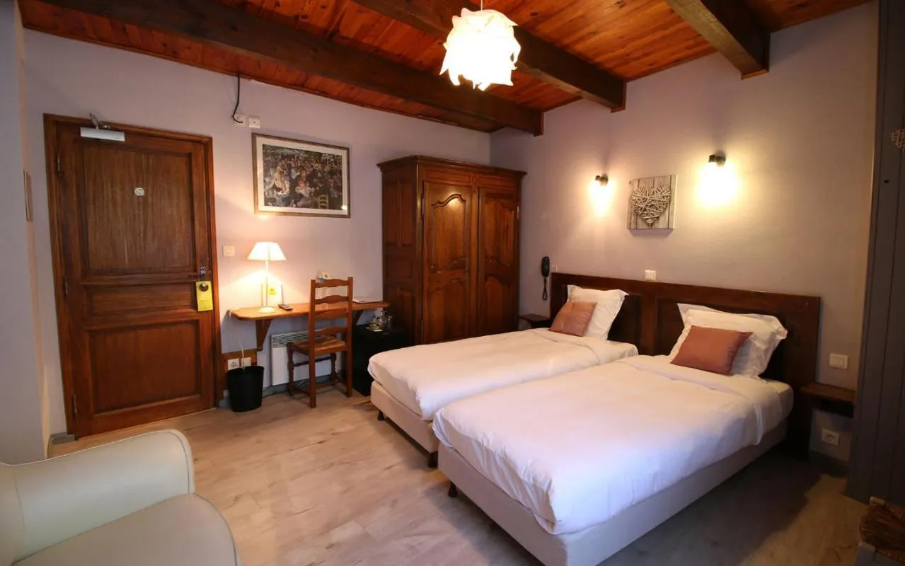 Photo of the whole room in Logis Hôtel-restaurant La Mère Biquette