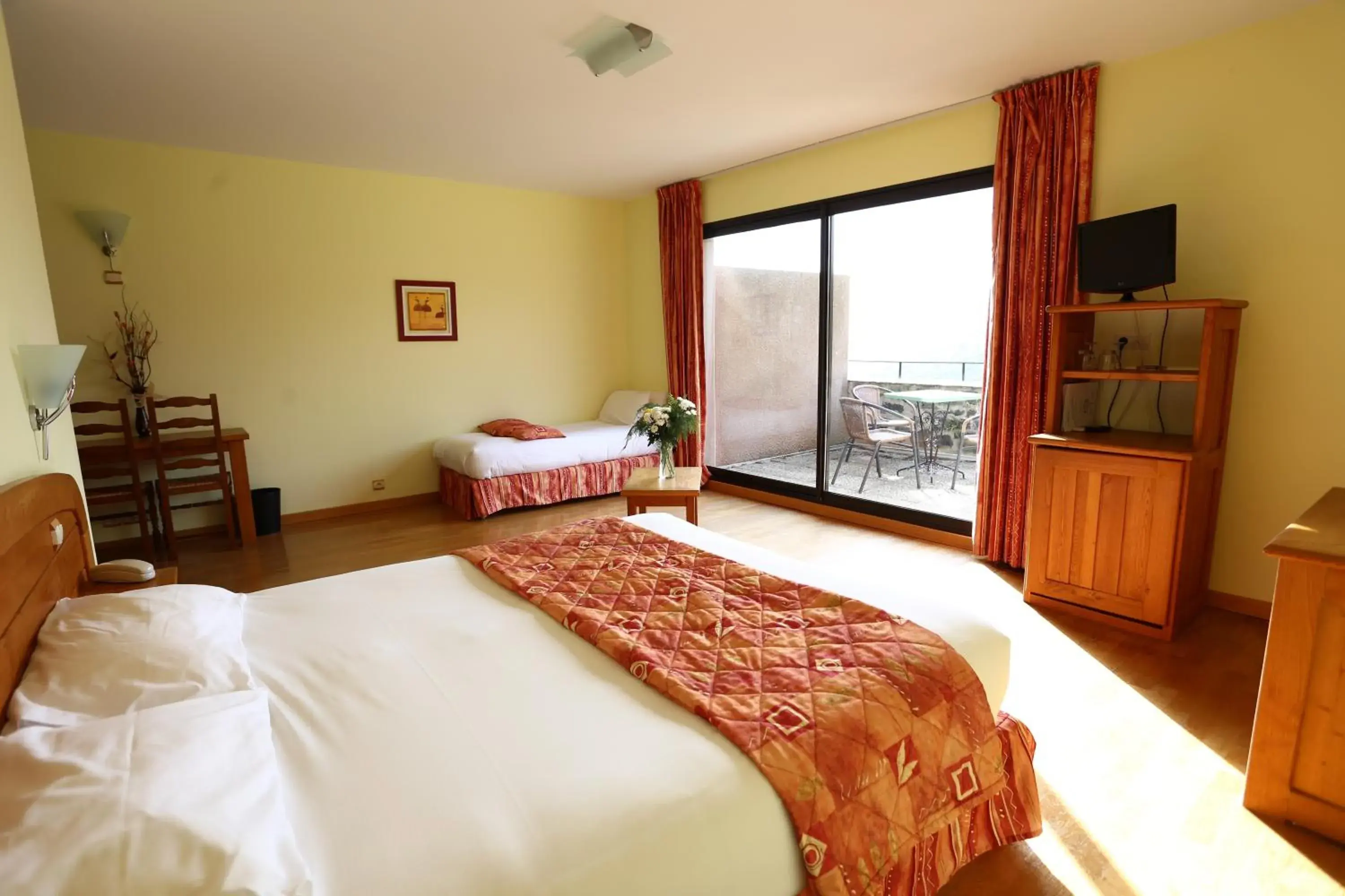 Comfort Triple Room in Logis Hôtel-restaurant La Mère Biquette Comfort Triple Room in Logis Hôtel-restaurant La Mère Biquette