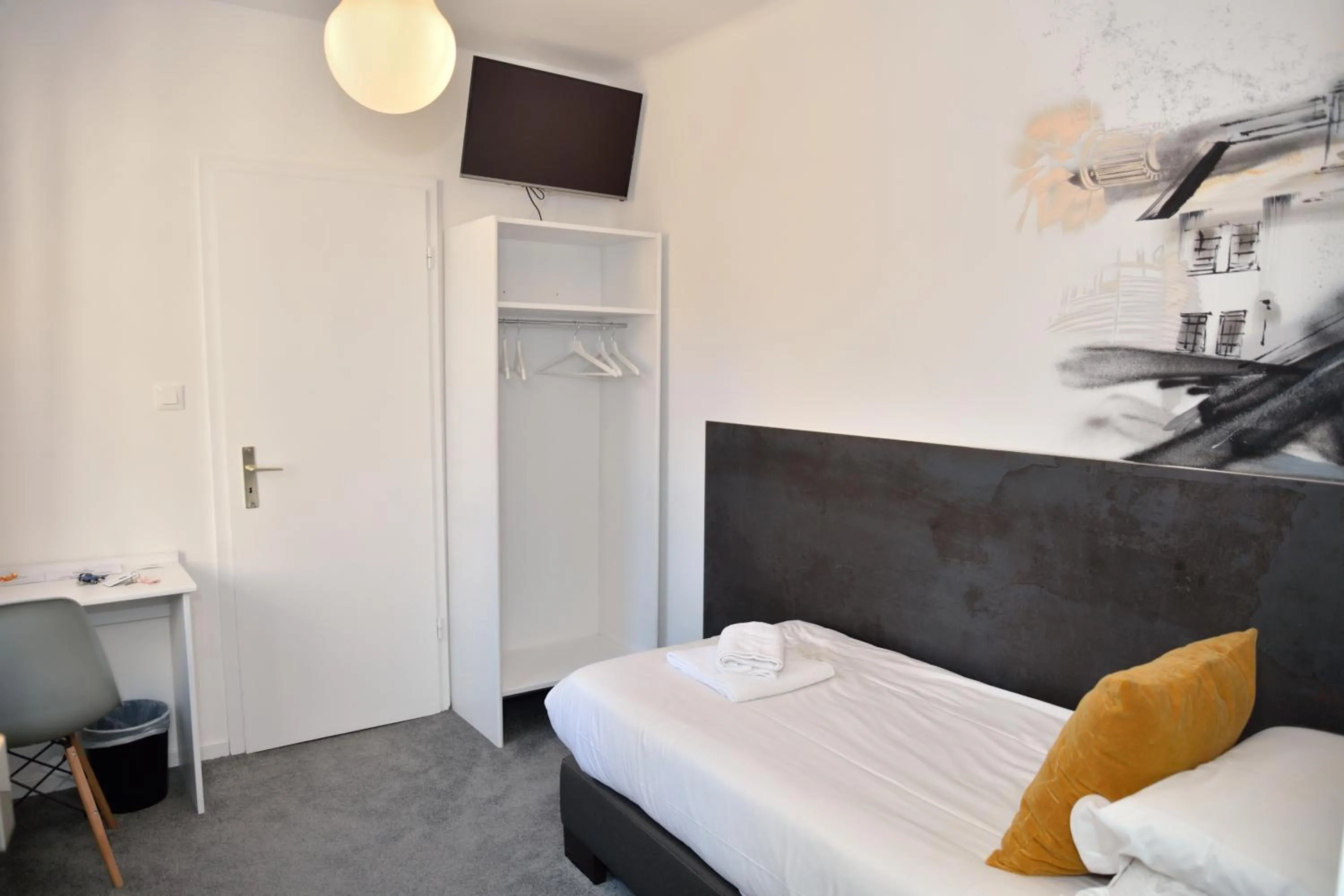 Bed in Hotel des Arts - Centre Cathédrale