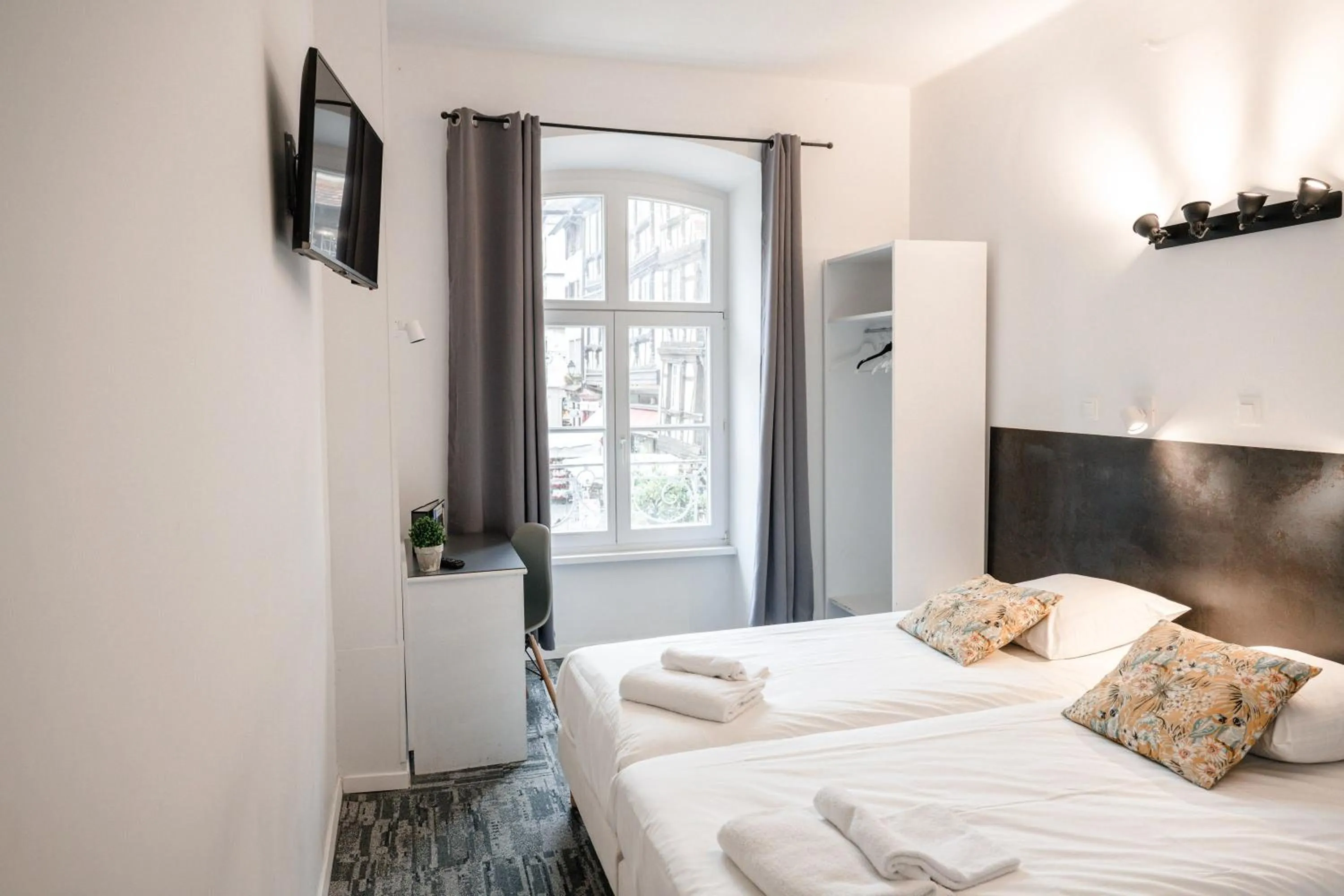 Bed in Hotel des Arts - Centre Cathédrale