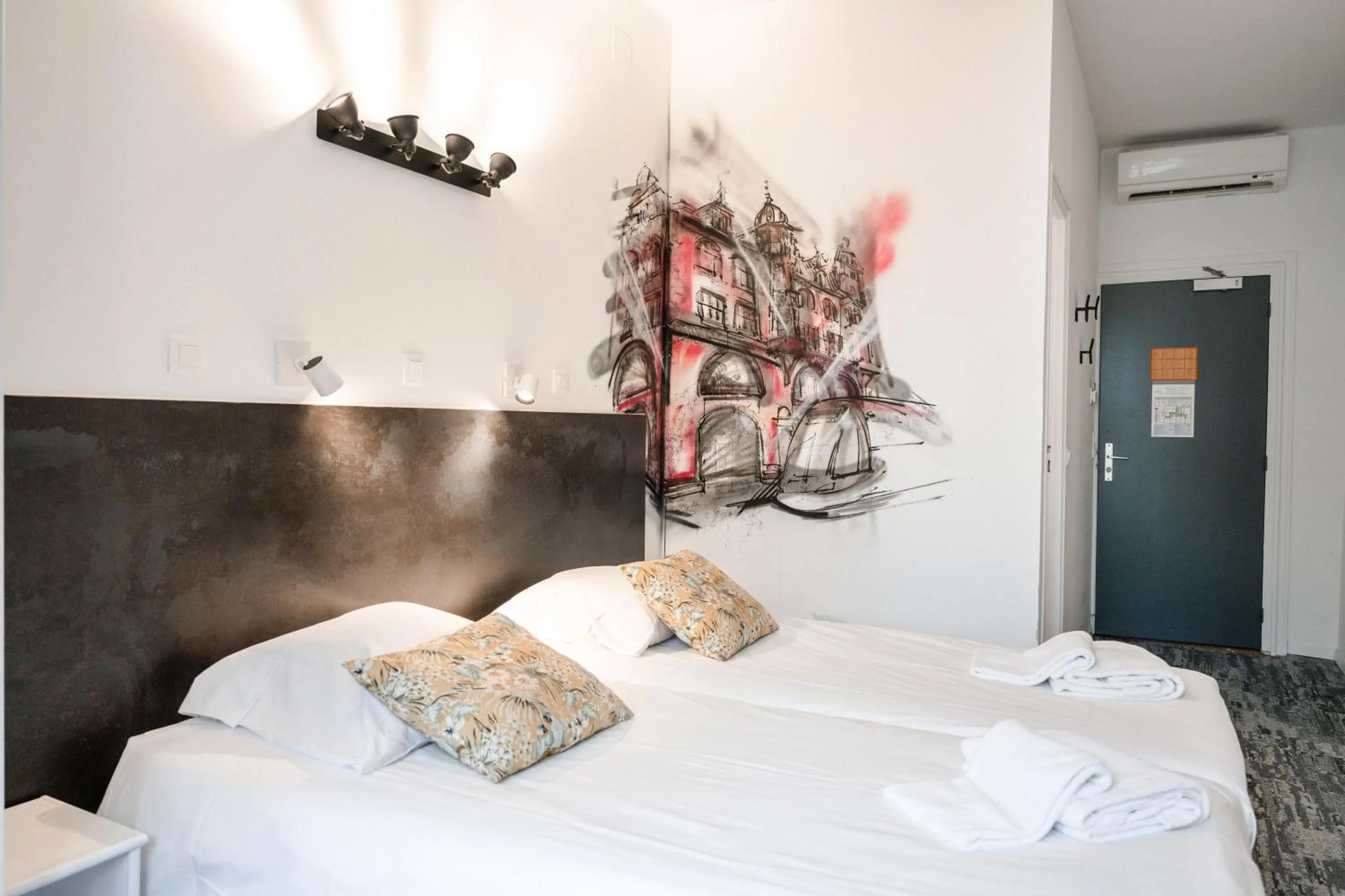 Bed in Hotel des Arts - Centre Cathédrale