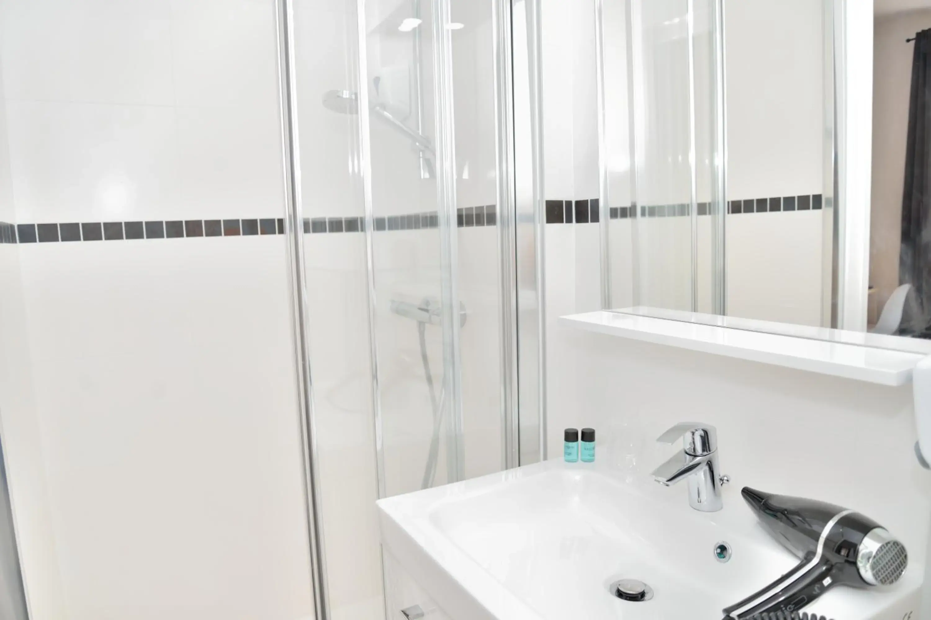 Shower, Bathroom in Hotel Des Arts