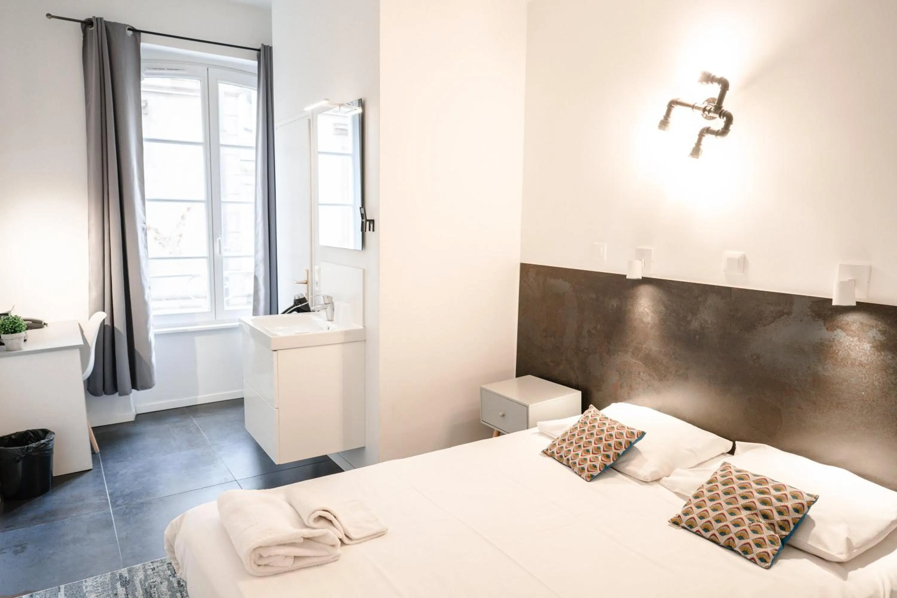 Bathroom, Bed in Hotel des Arts - Centre Cathédrale