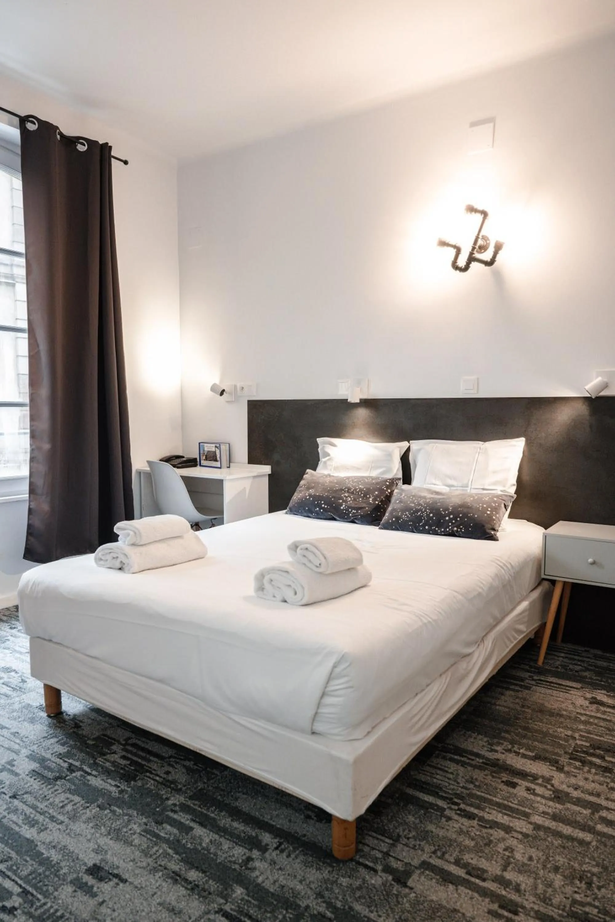 Bed in Hotel des Arts - Centre Cathédrale