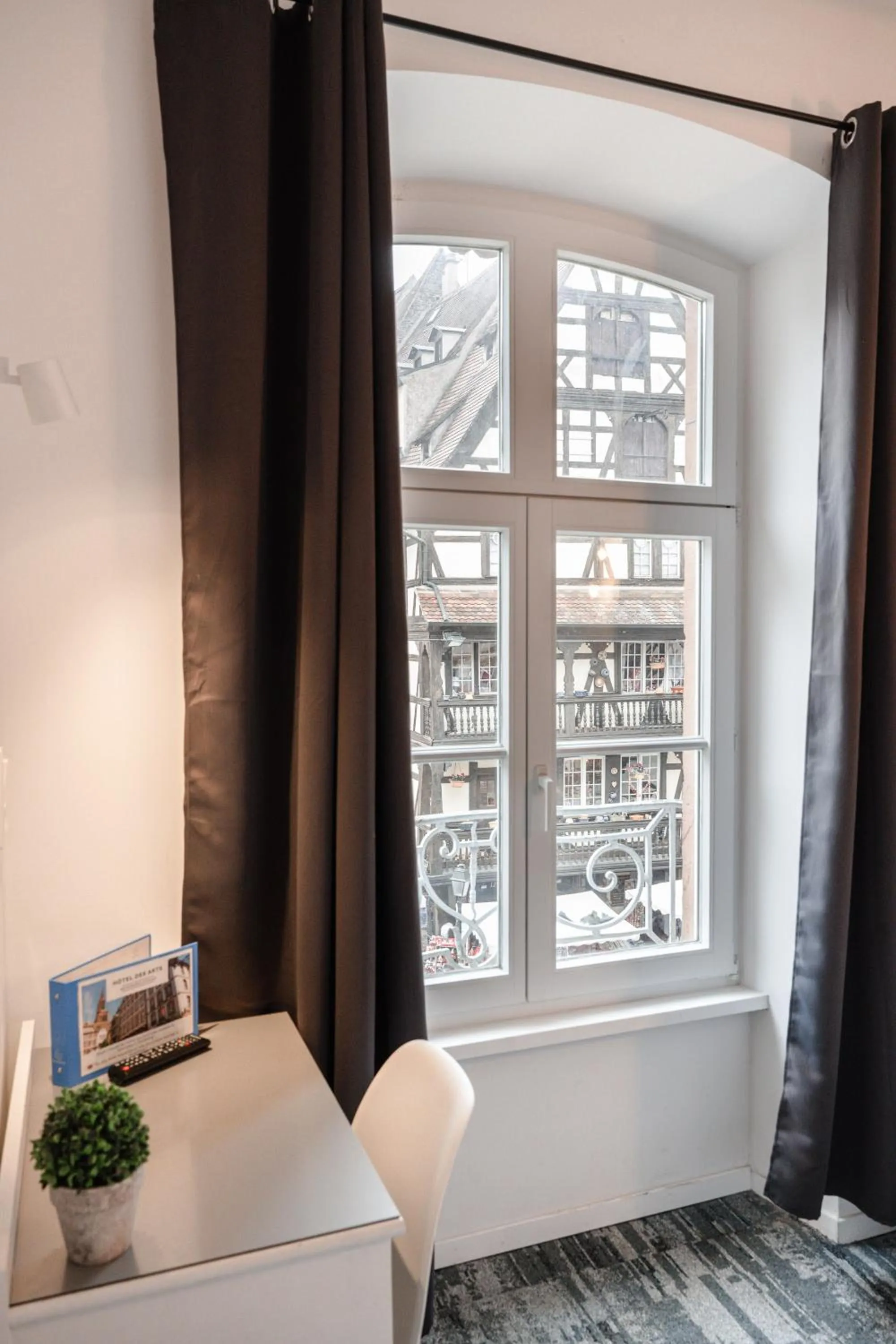 Bedroom in Hotel des Arts - Centre Cathédrale