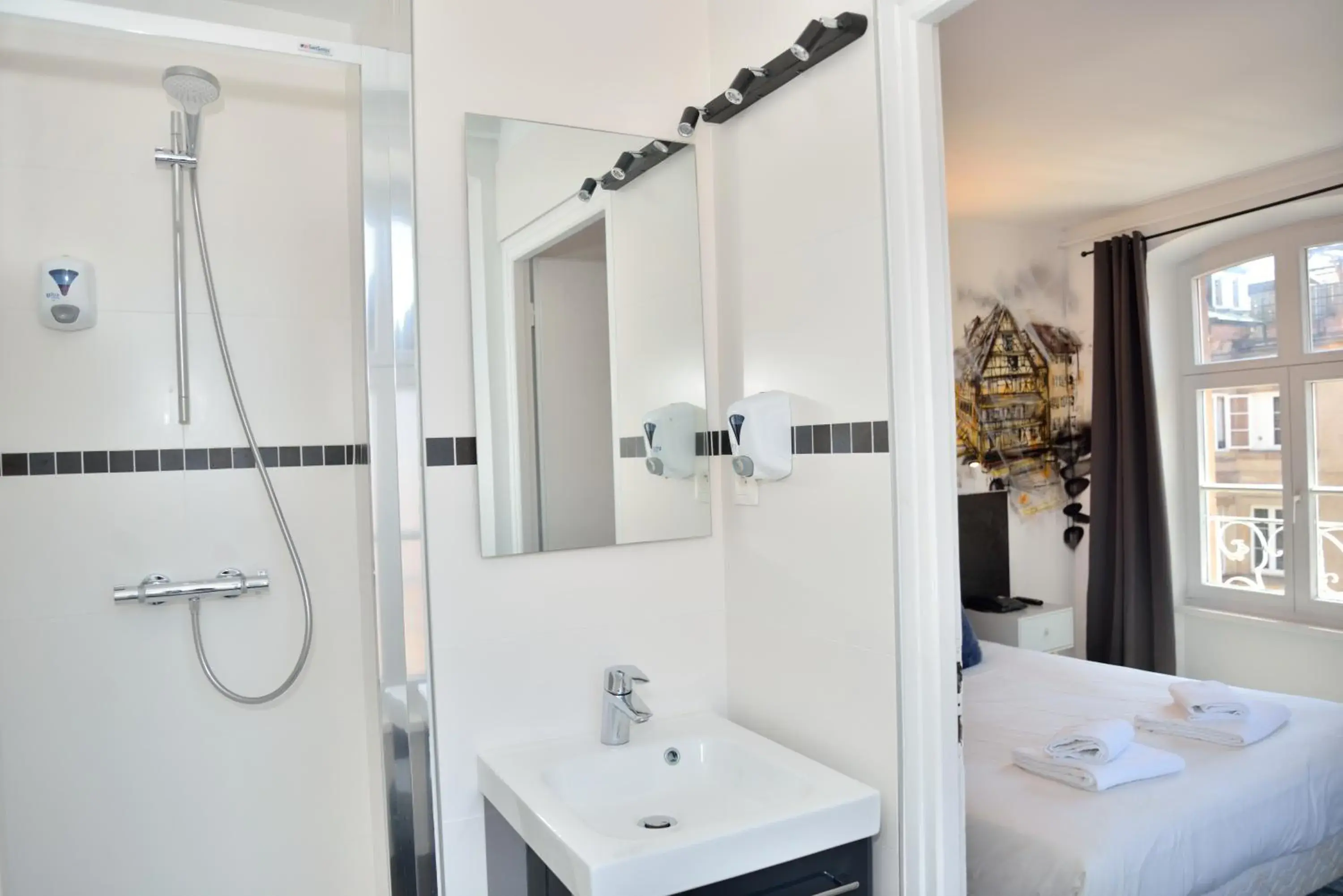 Shower, Bathroom in Hotel Des Arts