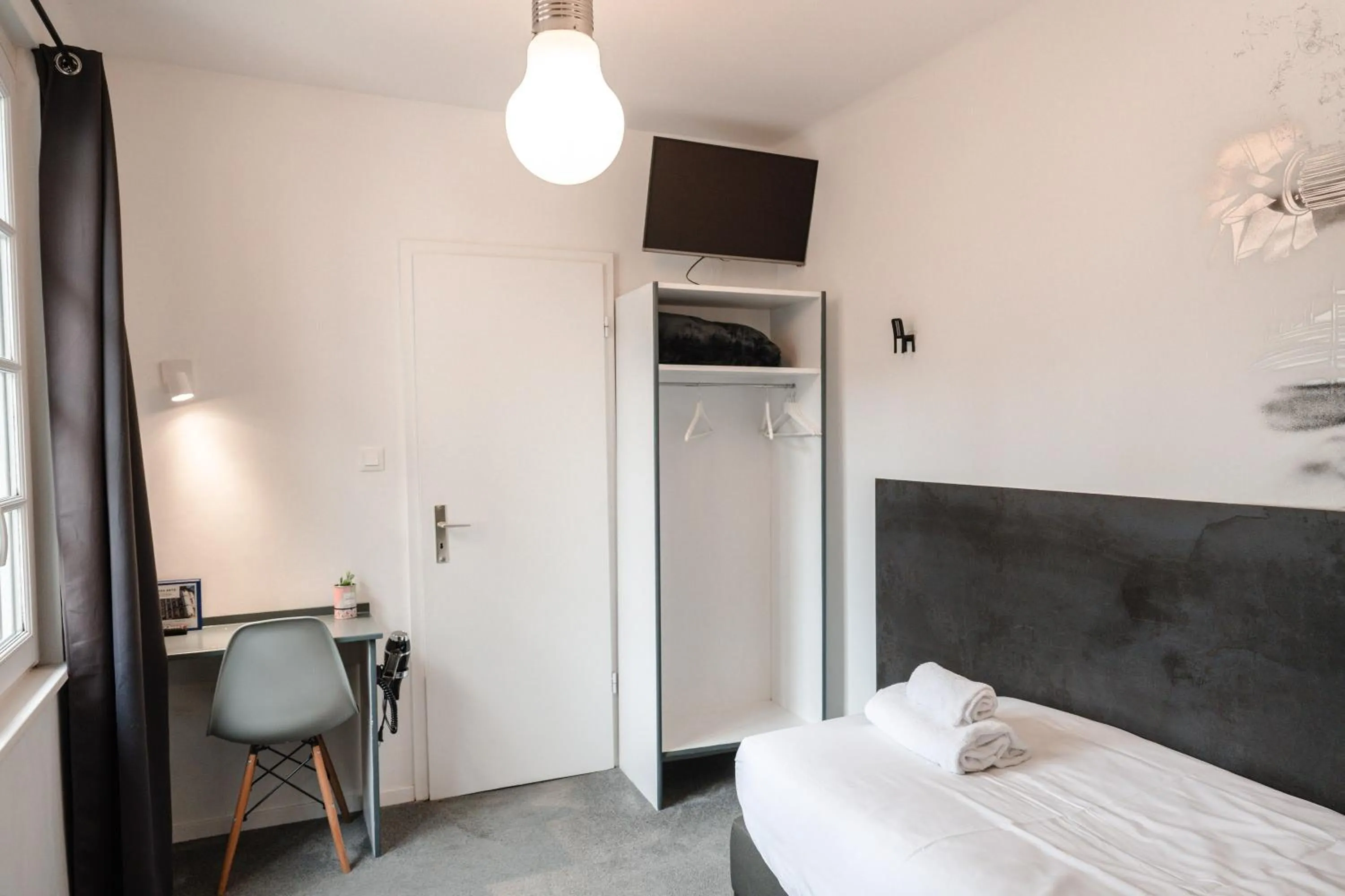 Bed in Hotel des Arts - Centre Cathédrale