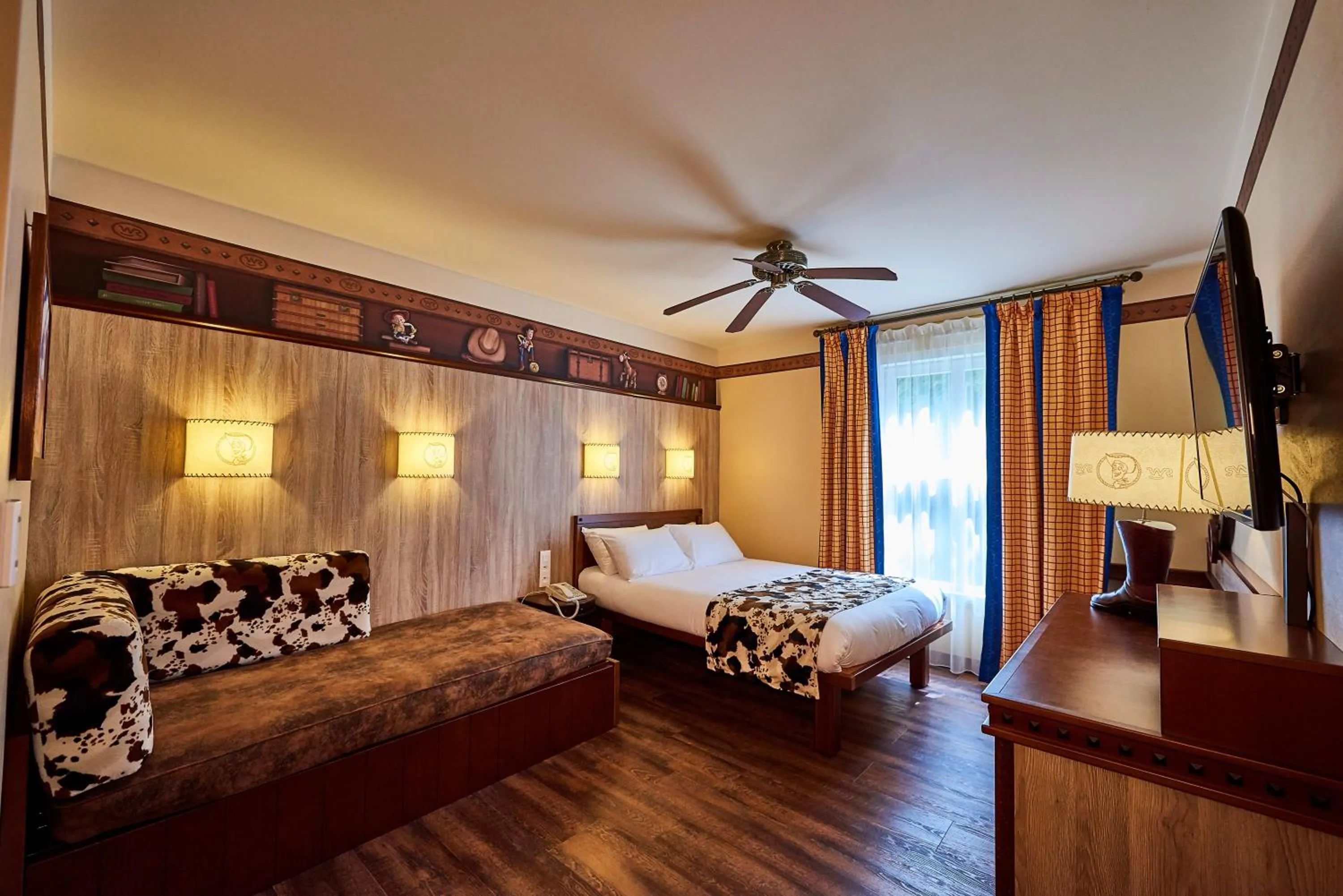 Bedroom, Bed in Disney Hotel Cheyenne