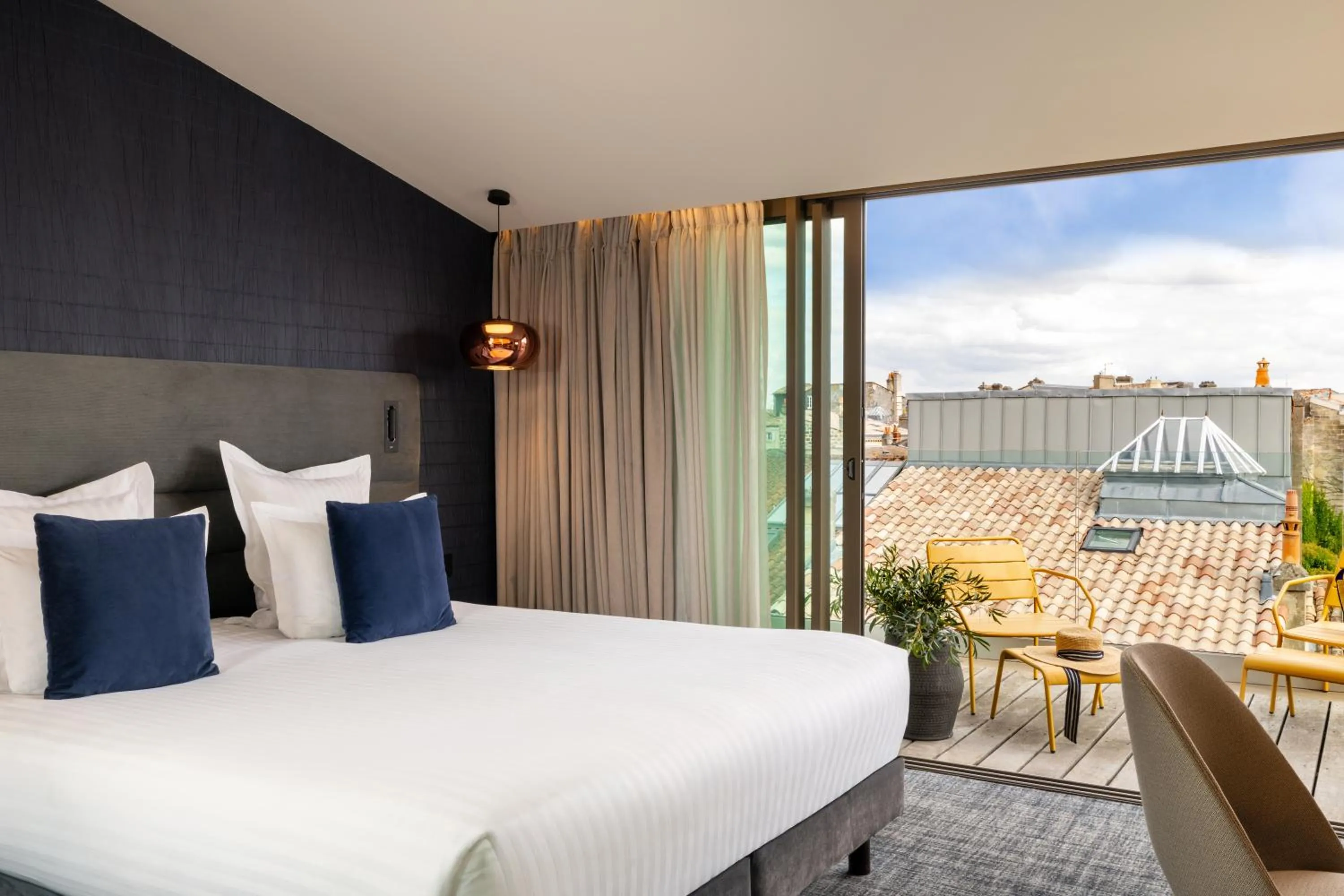 Patio, Bed in Hôtel La Maison Bord'eaux