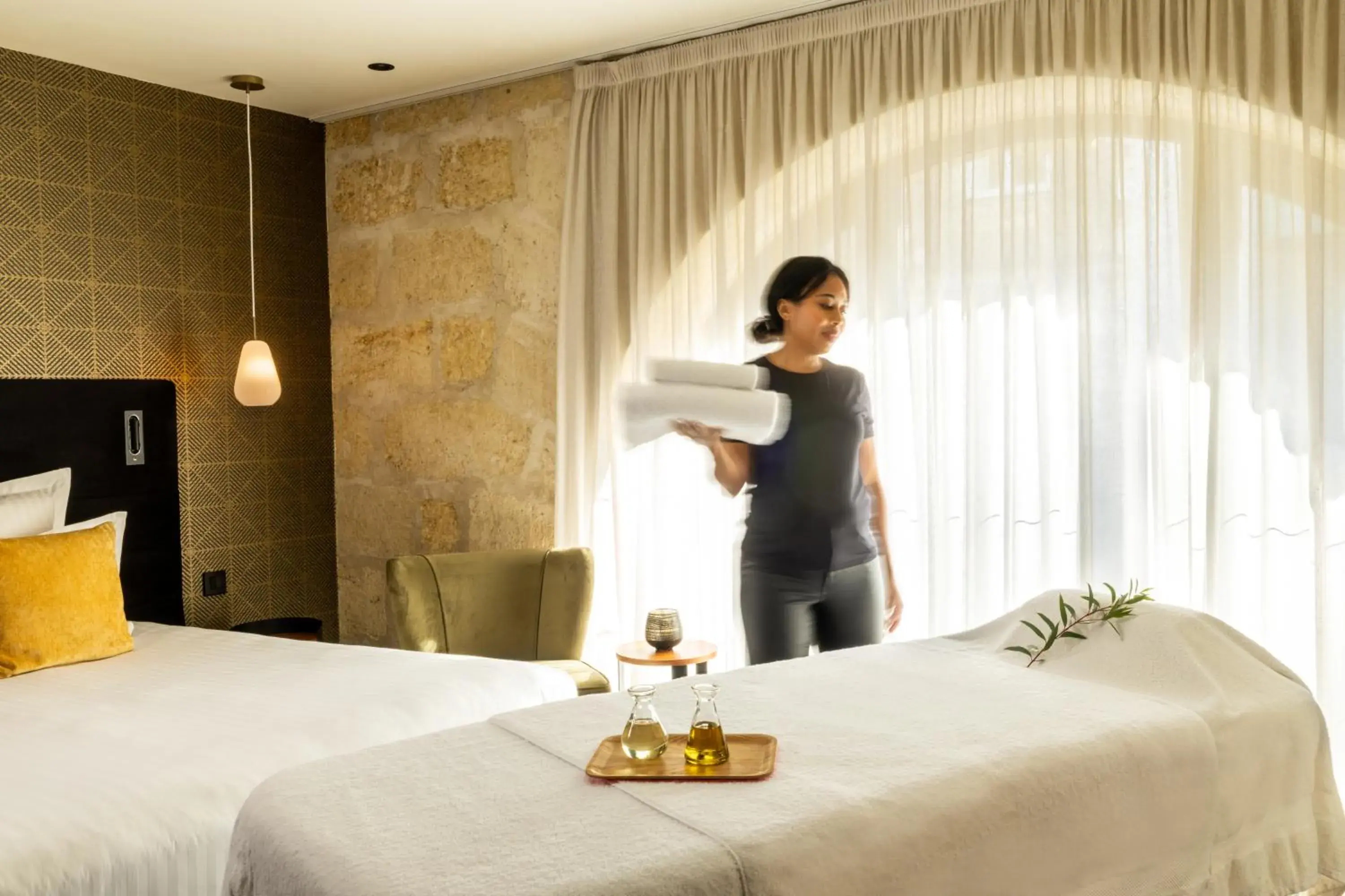 Massage, Bed in Hôtel La Maison Bord'eaux Massage, Bed in Hôtel La Maison Bord'eaux