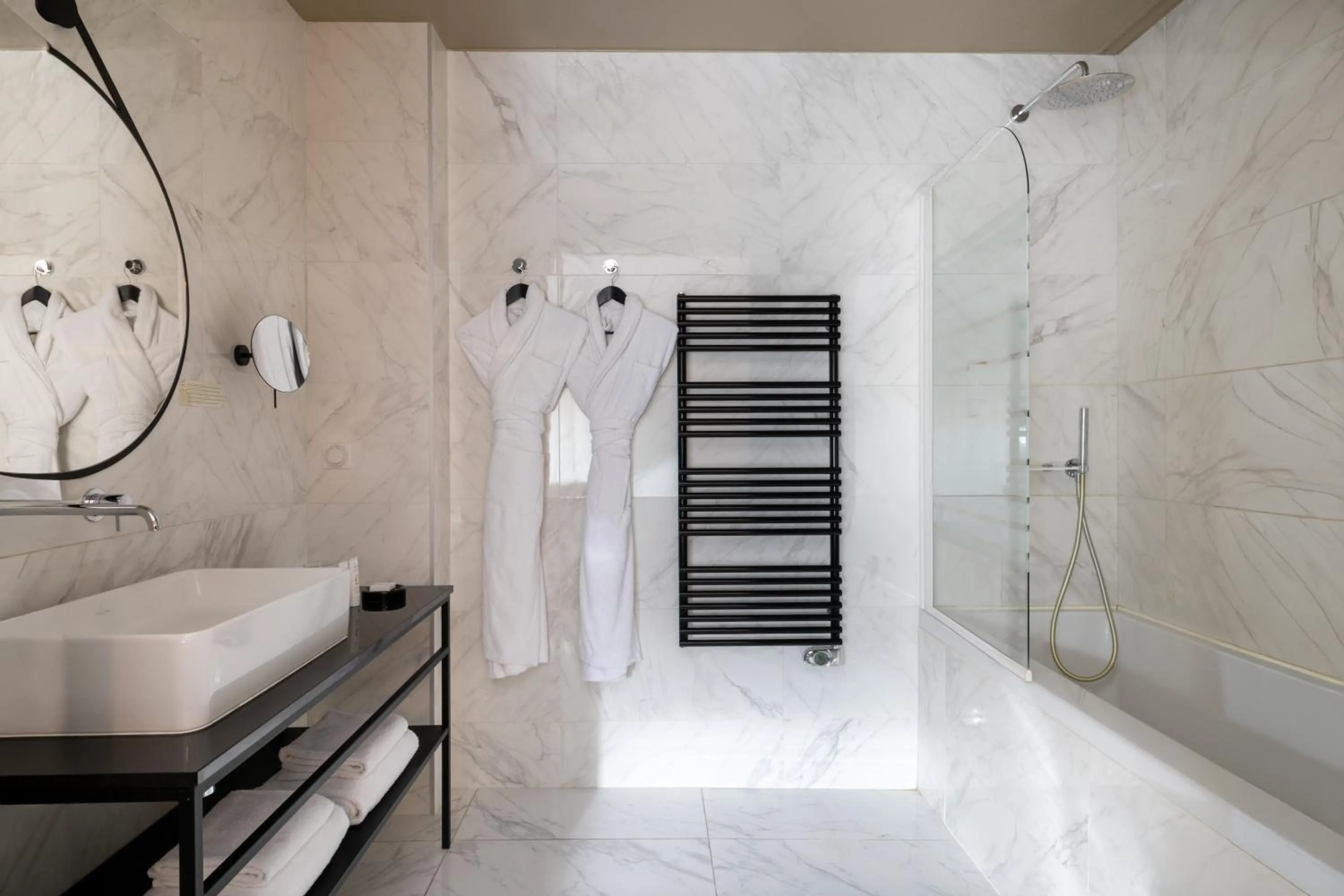 Shower in Hôtel La Maison Bord'eaux