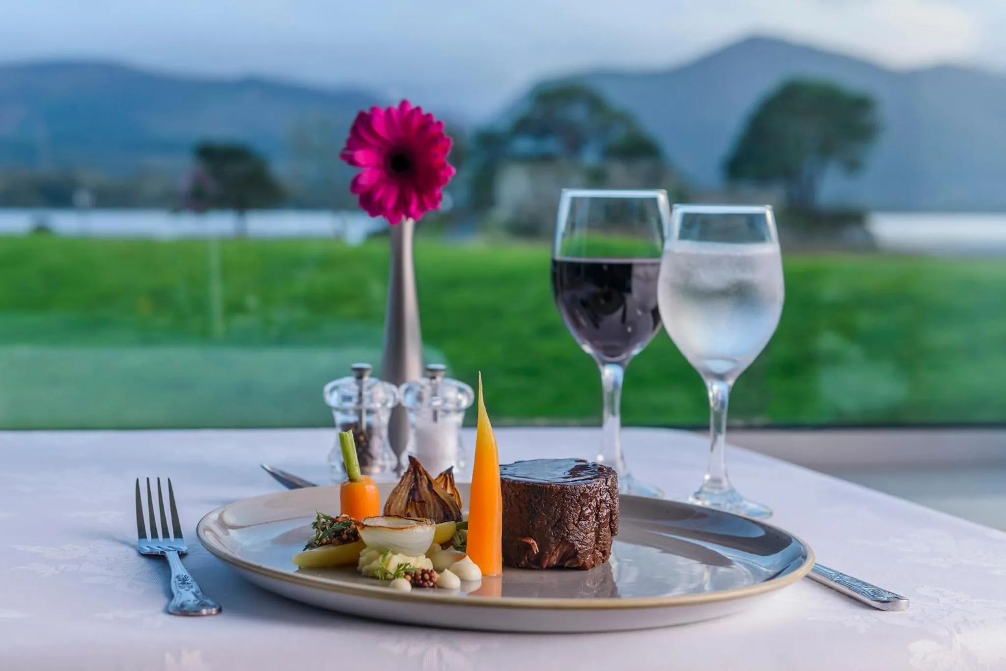 Food and drinks in The Lake Hotel