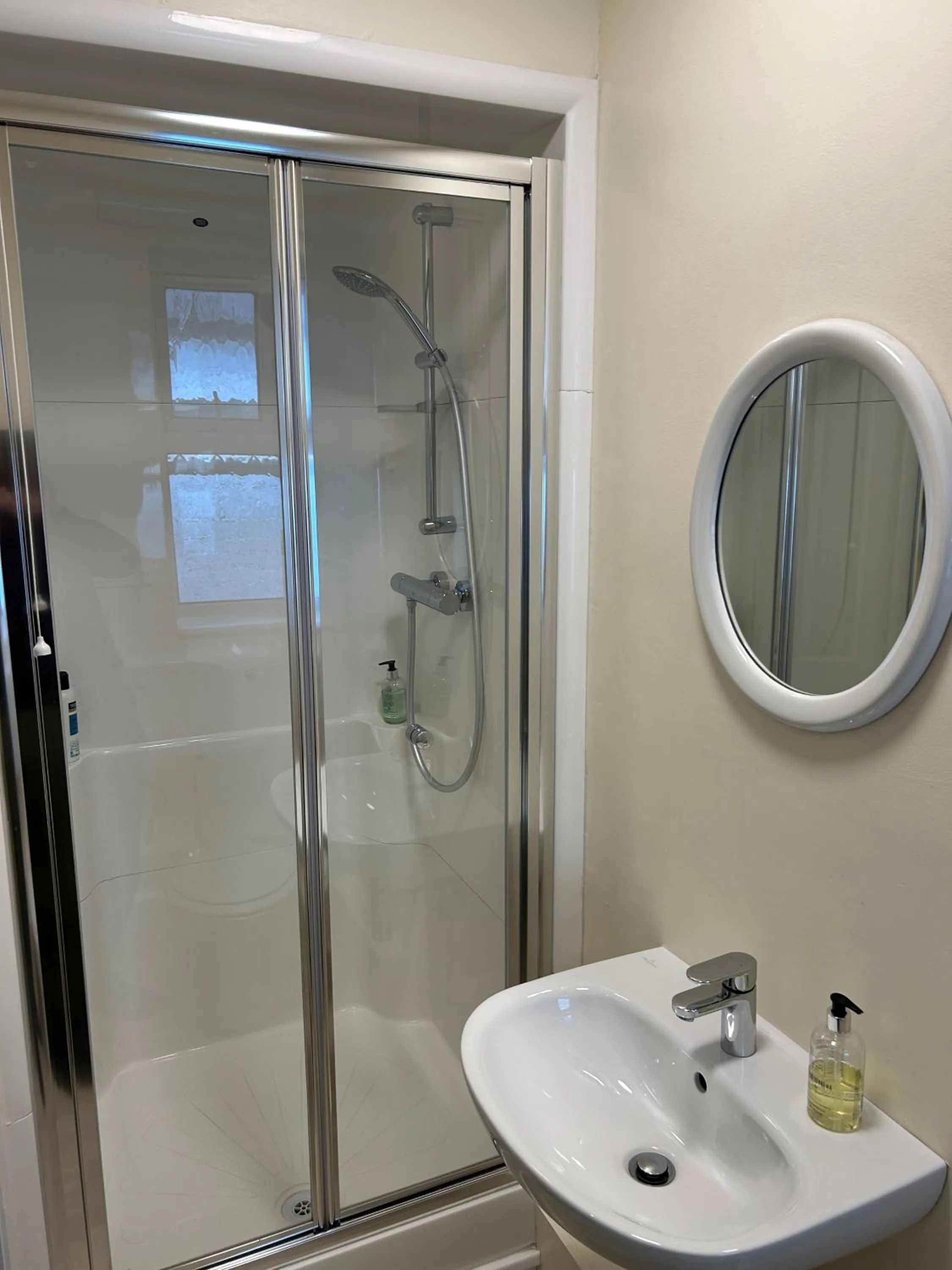 Shower in Oakwood Bed and Breakfast Heathrow