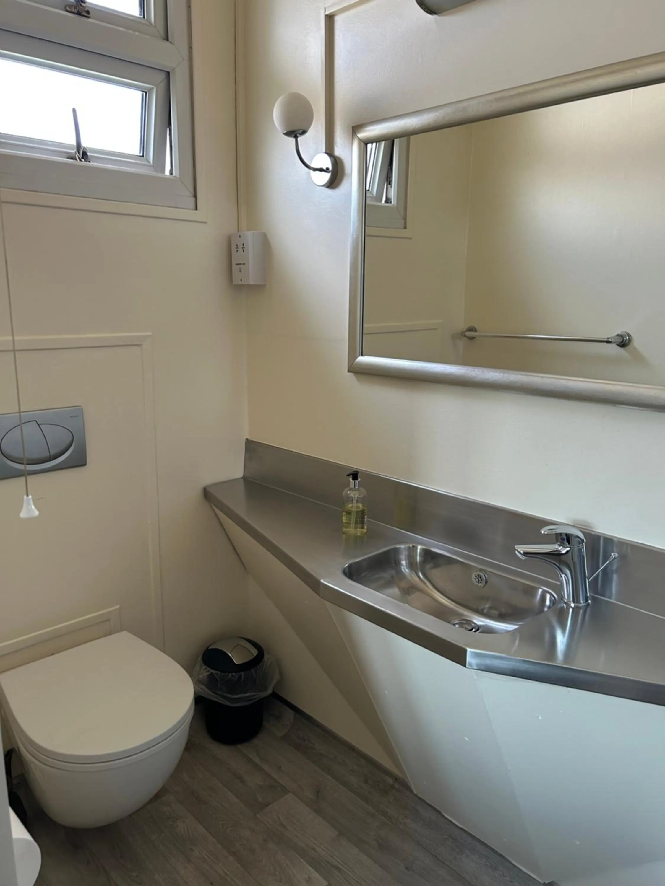 Toilet in Oakwood Bed and Breakfast Heathrow