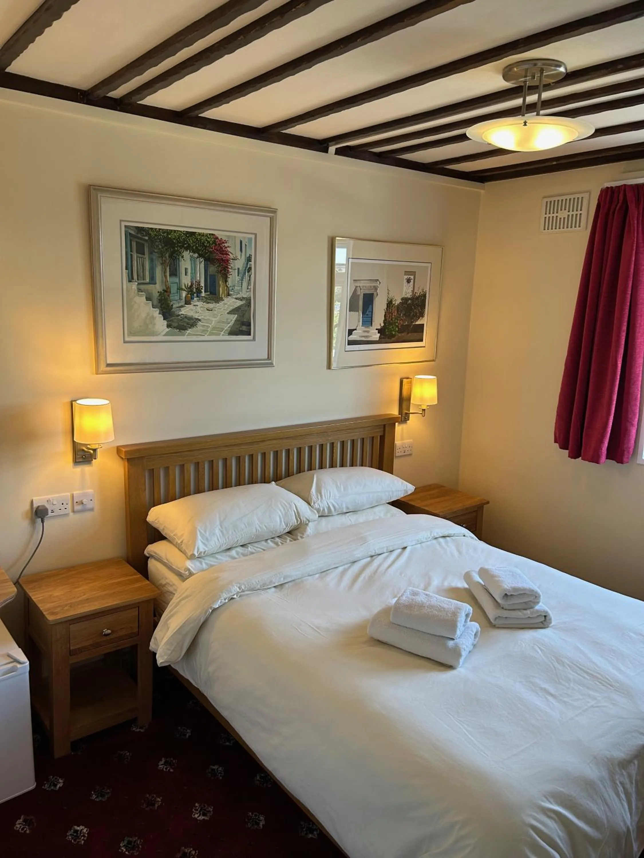 Bedroom, Bed in Oakwood Bed and Breakfast Heathrow