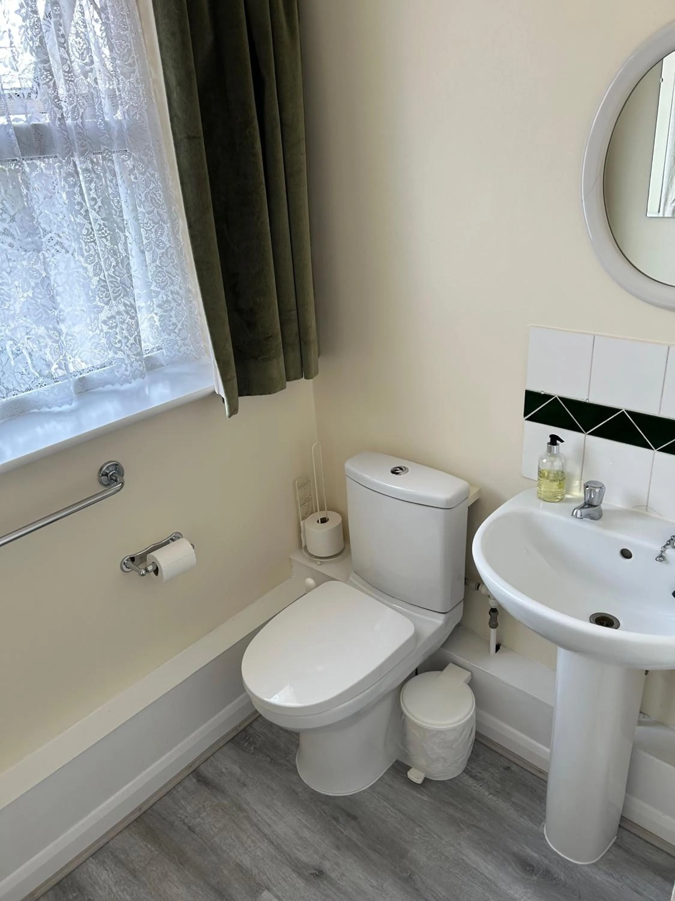 Toilet in Oakwood Bed and Breakfast Heathrow