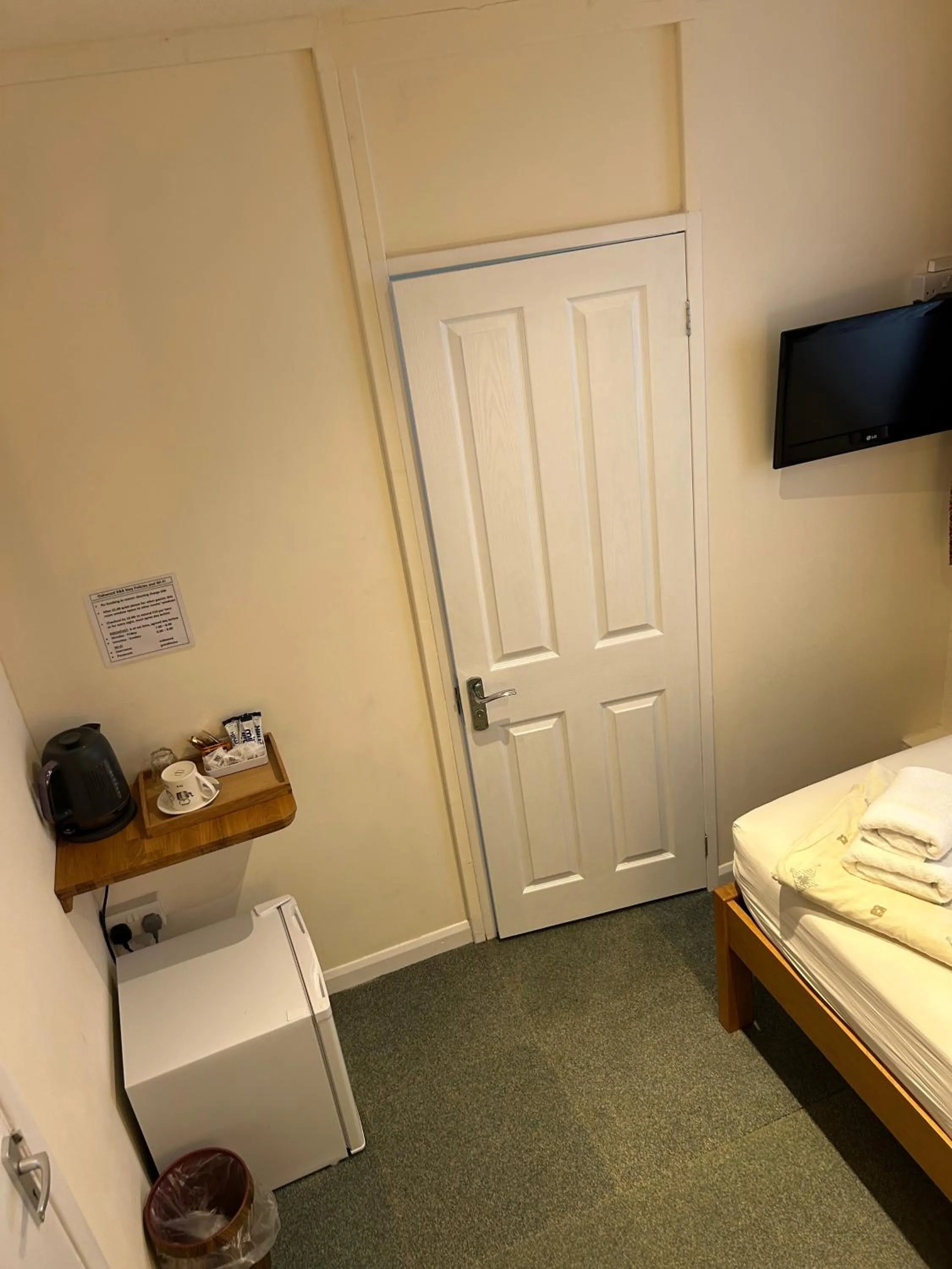 Bedroom, Bed in Oakwood Bed and Breakfast Heathrow