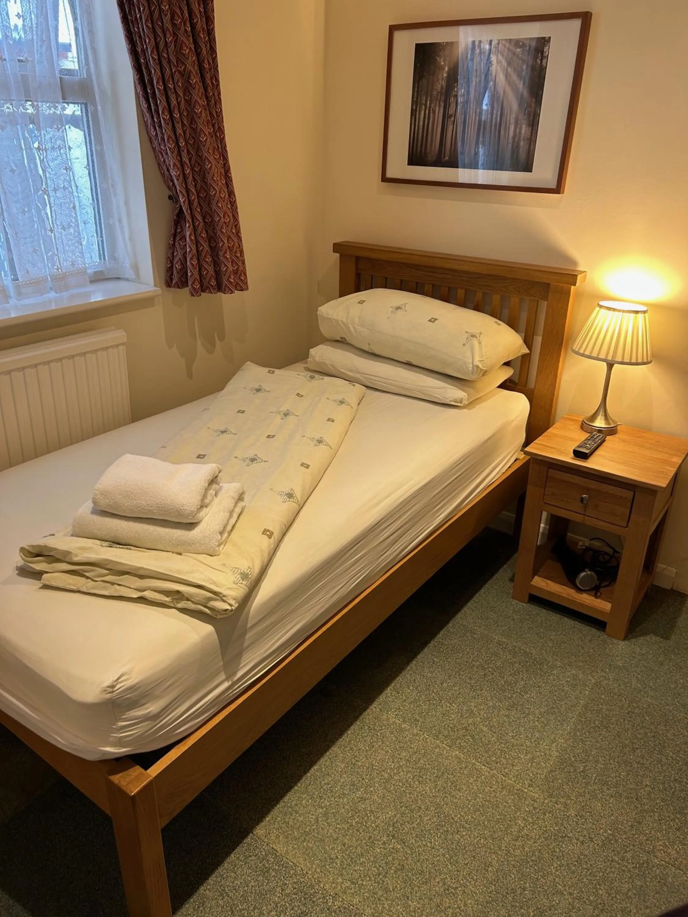 Bedroom, Bed in Oakwood Bed and Breakfast Heathrow