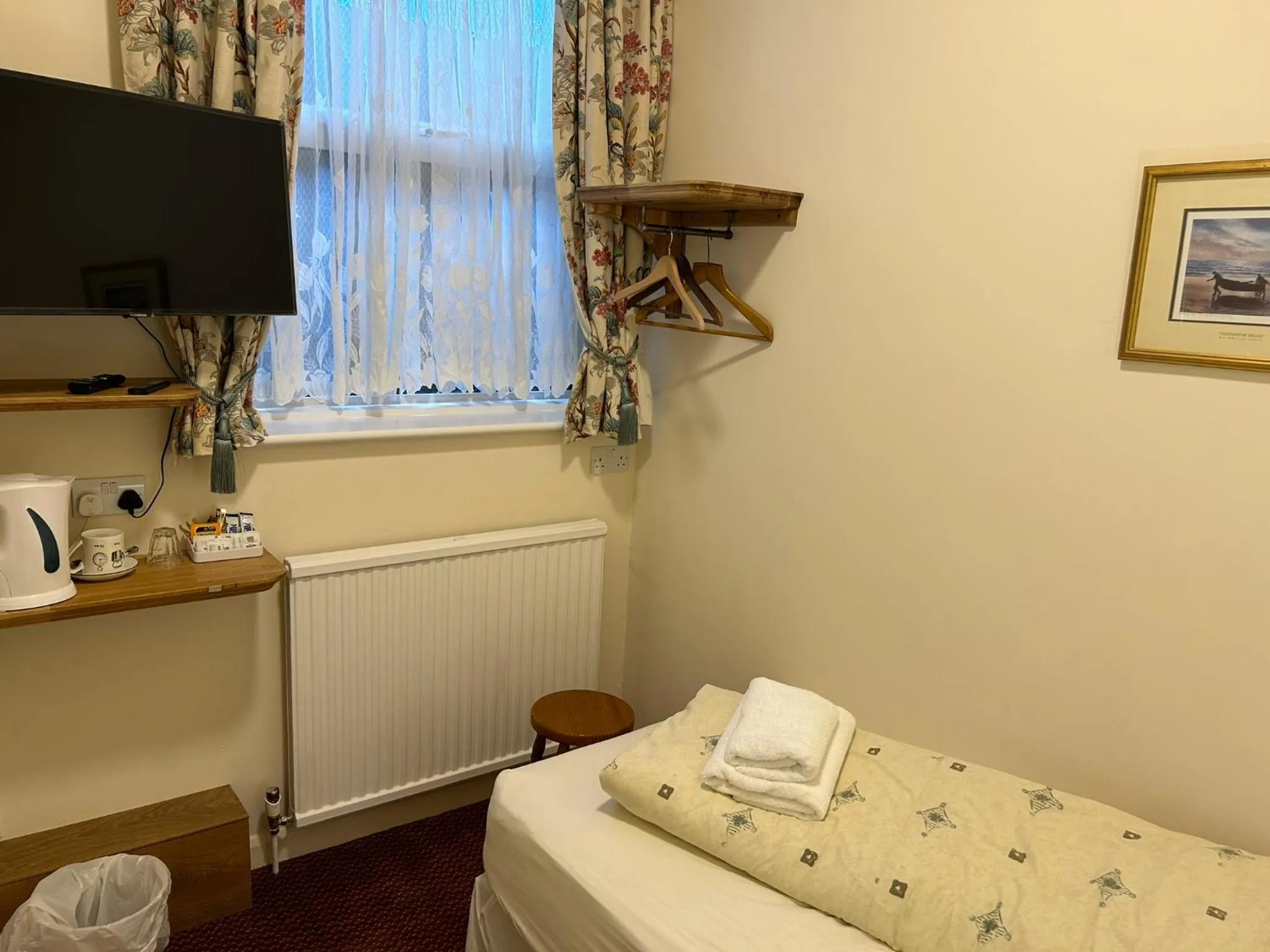 Bedroom, Bed in Oakwood Bed and Breakfast Heathrow