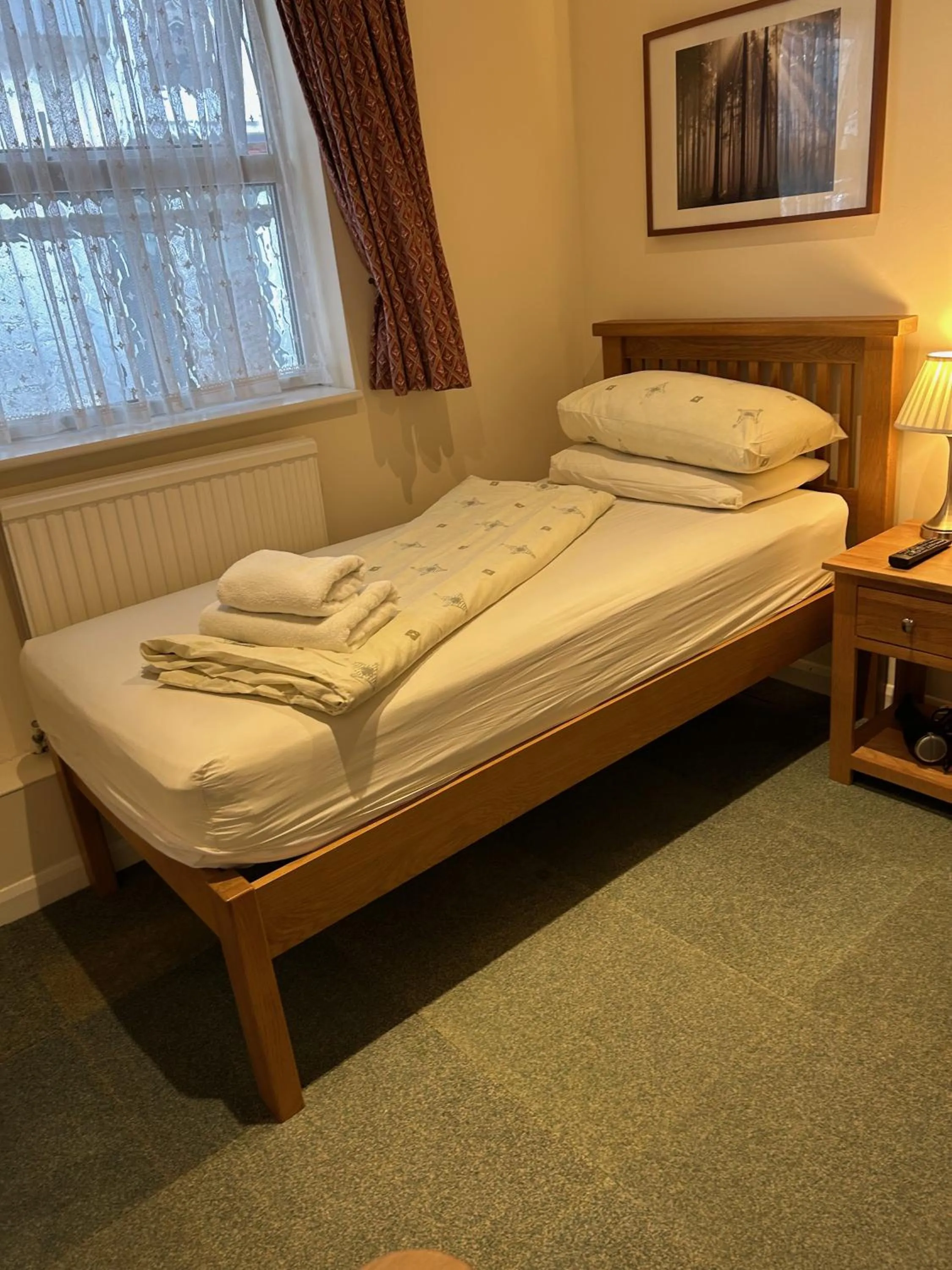Bed in Oakwood Bed and Breakfast Heathrow