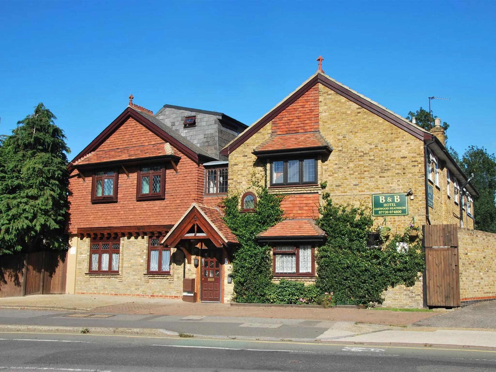 Property building in Oakwood Bed and Breakfast Heathrow