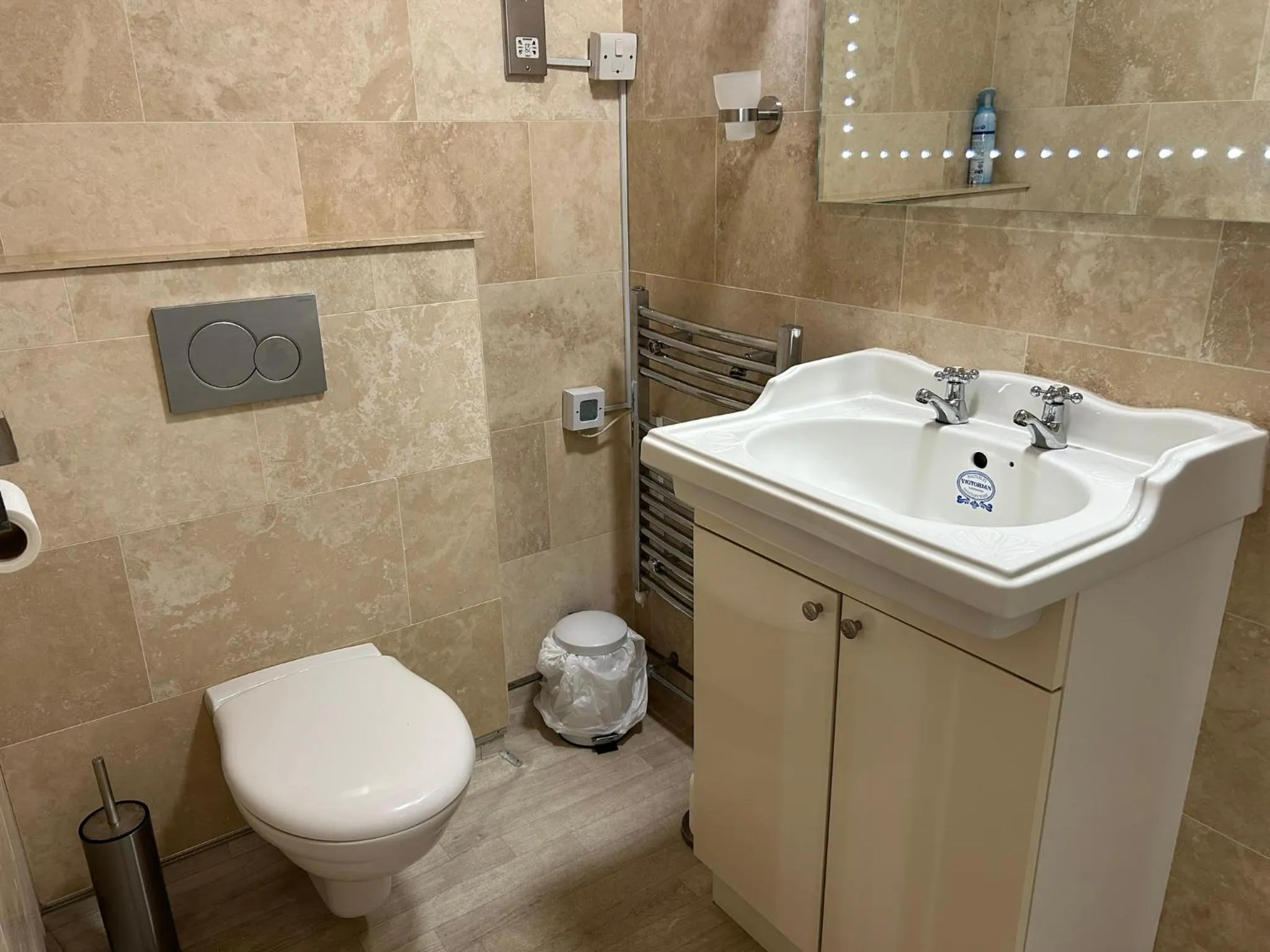 Toilet in Oakwood Bed and Breakfast Heathrow