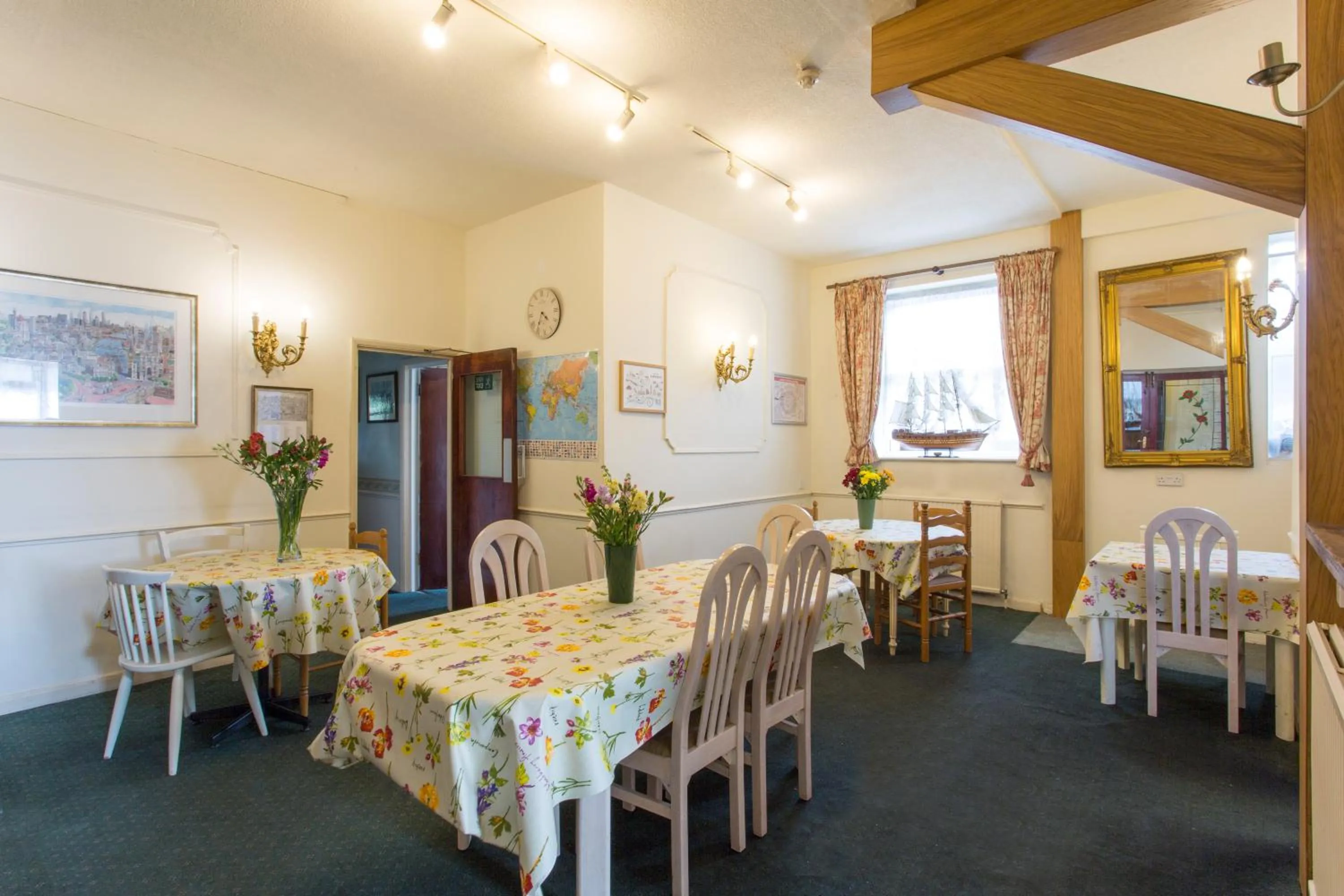 Dining area in Oakwood Bed and Breakfast Heathrow