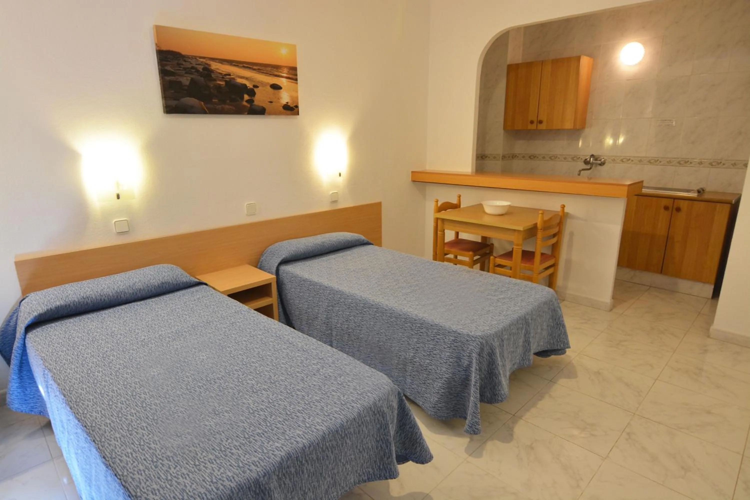Kitchen or kitchenette, Bed in Apartamentos Playa Sol