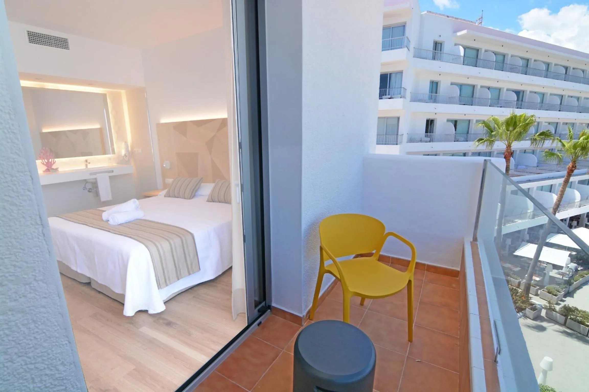 Balcony/Terrace, Bed in Apartamentos Playa Sol