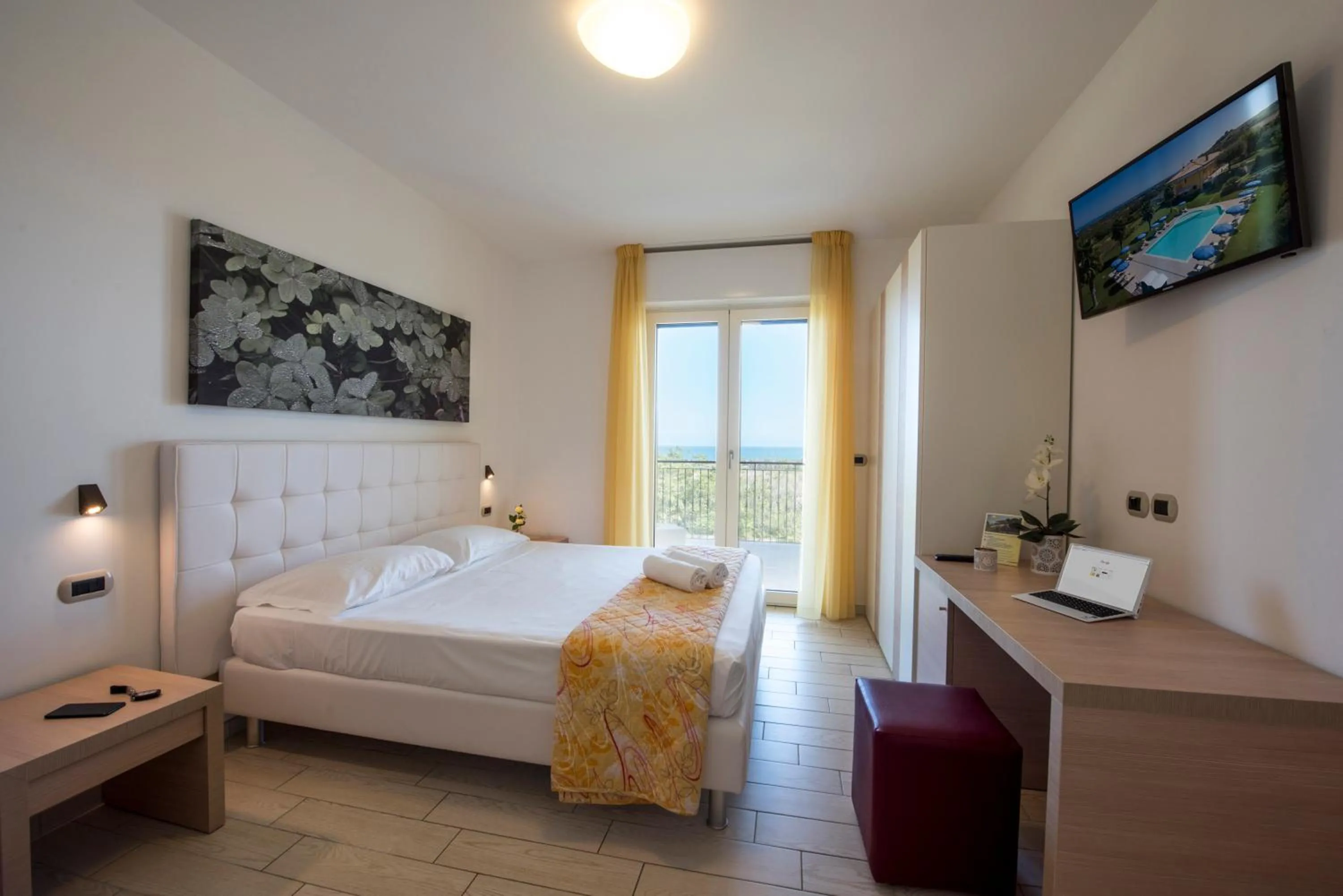 Photo of the whole room, Bed in Il Giardino Sul Mare
