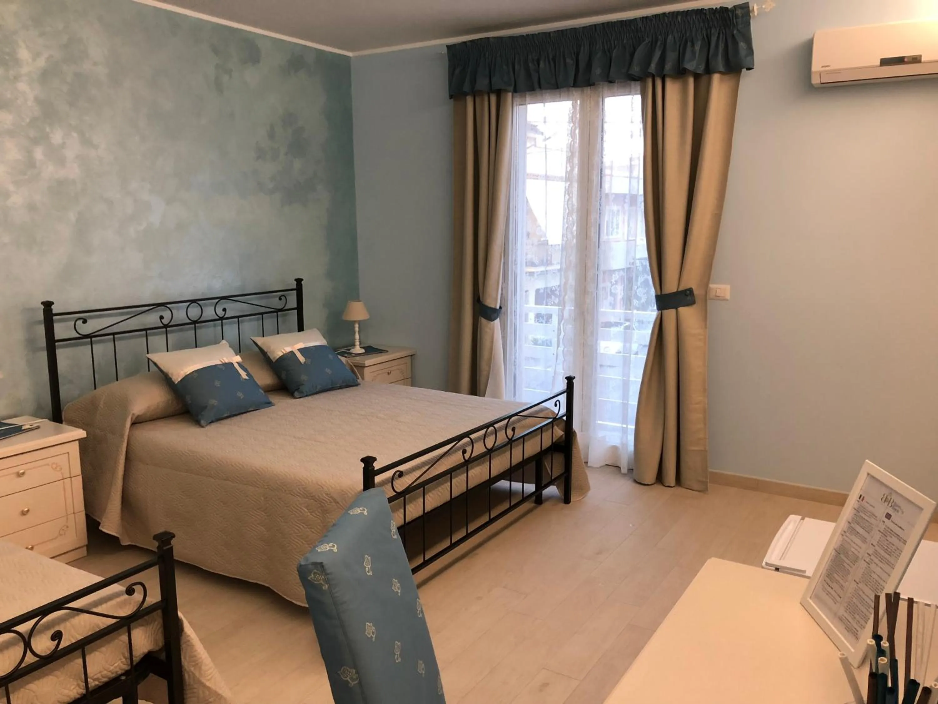 Photo of the whole room in Maison Bijou B&B