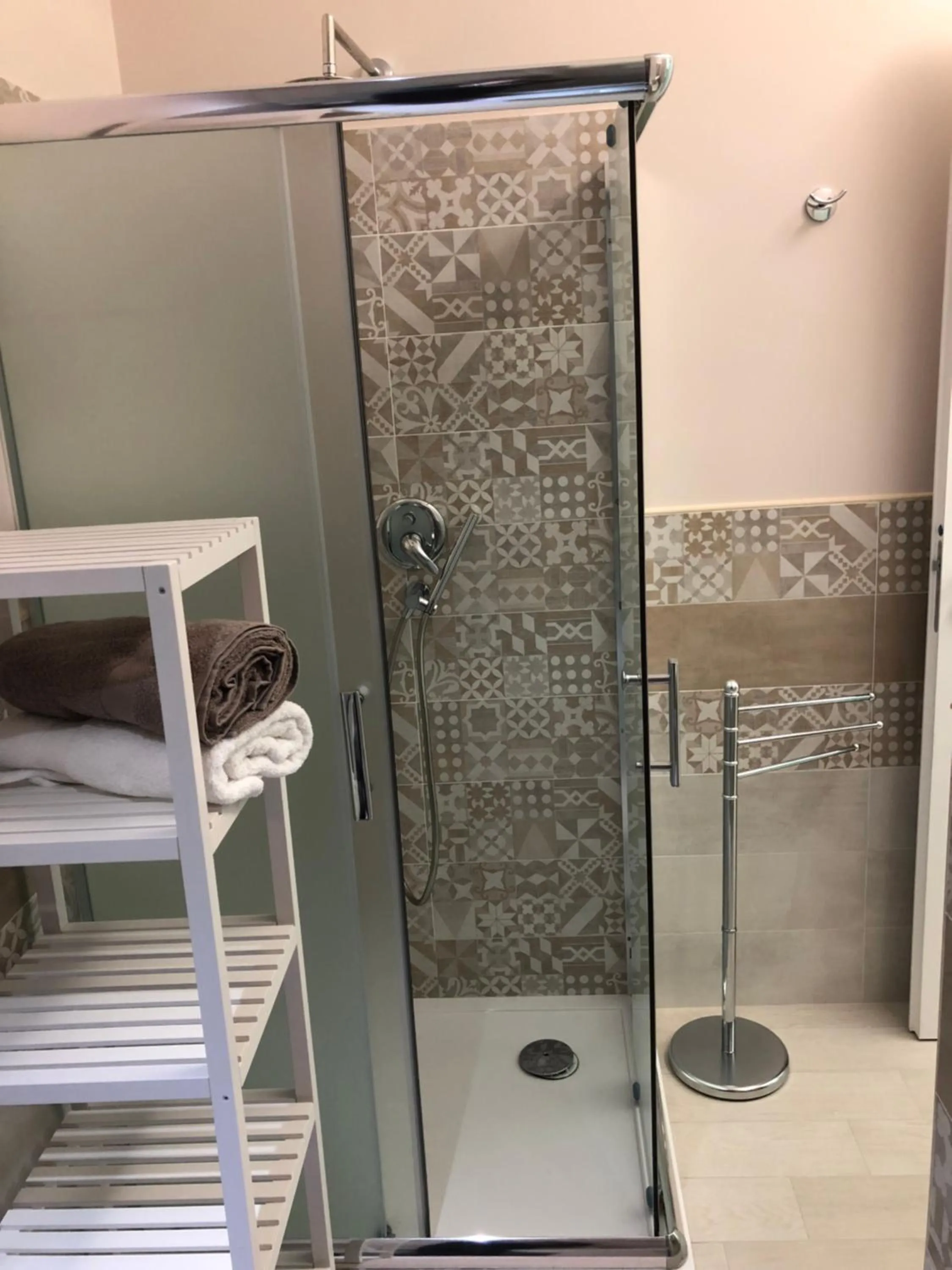 Shower in Maison Bijou B&B