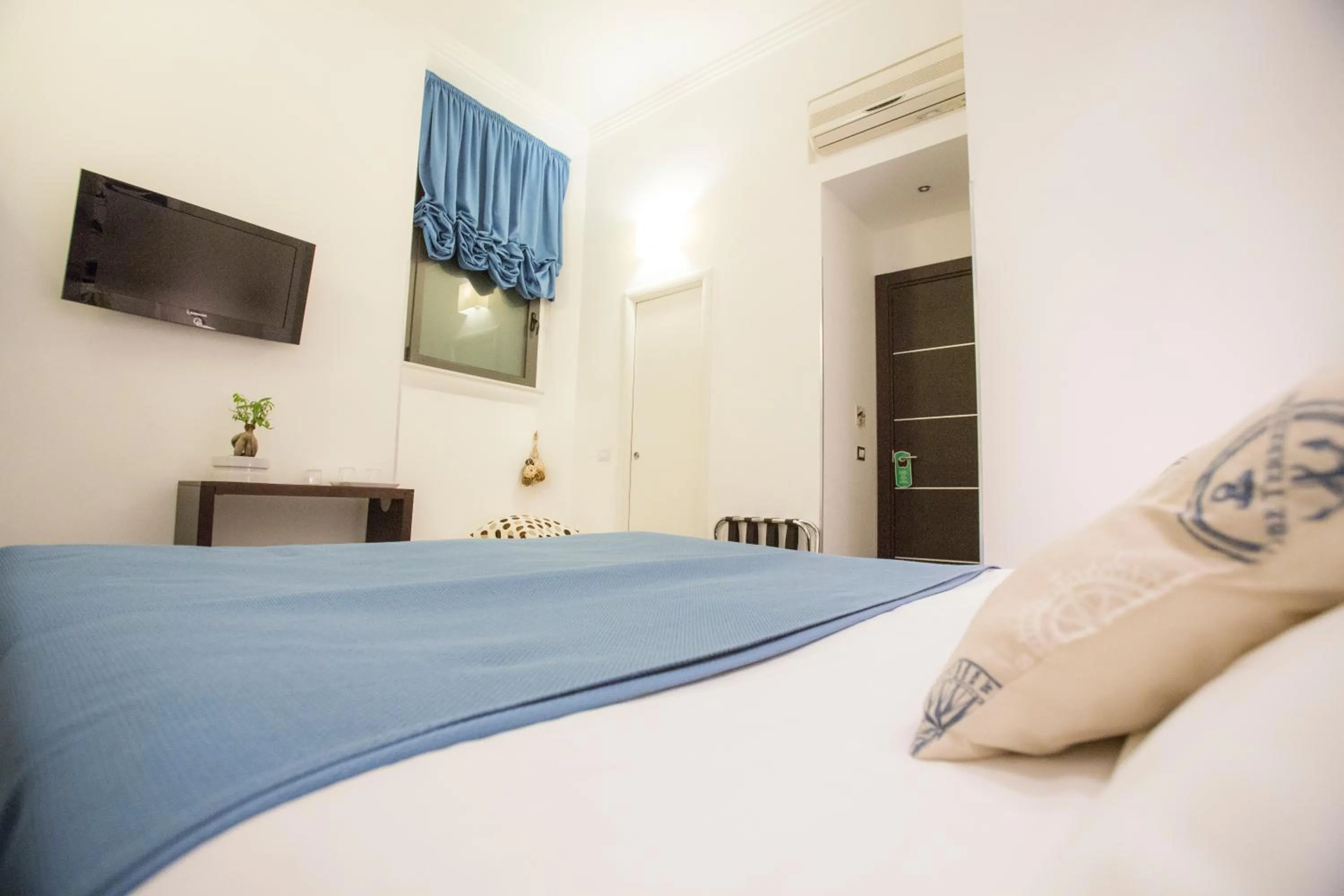 Photo of the whole room, Bed in Bbqueen