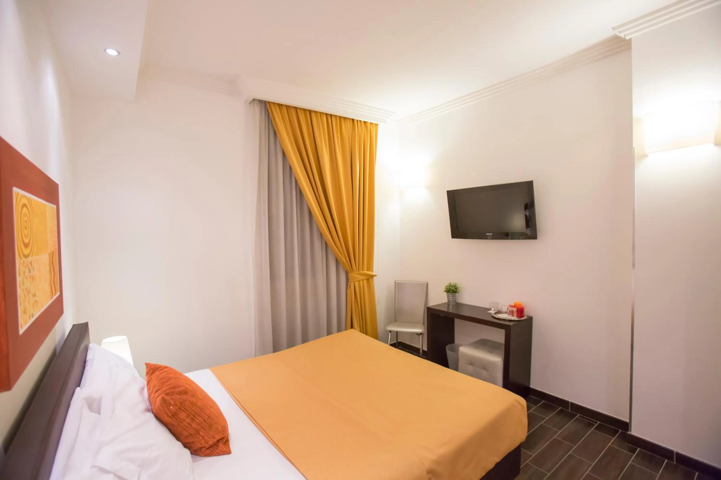 Photo of the whole room, Bed in Bbqueen