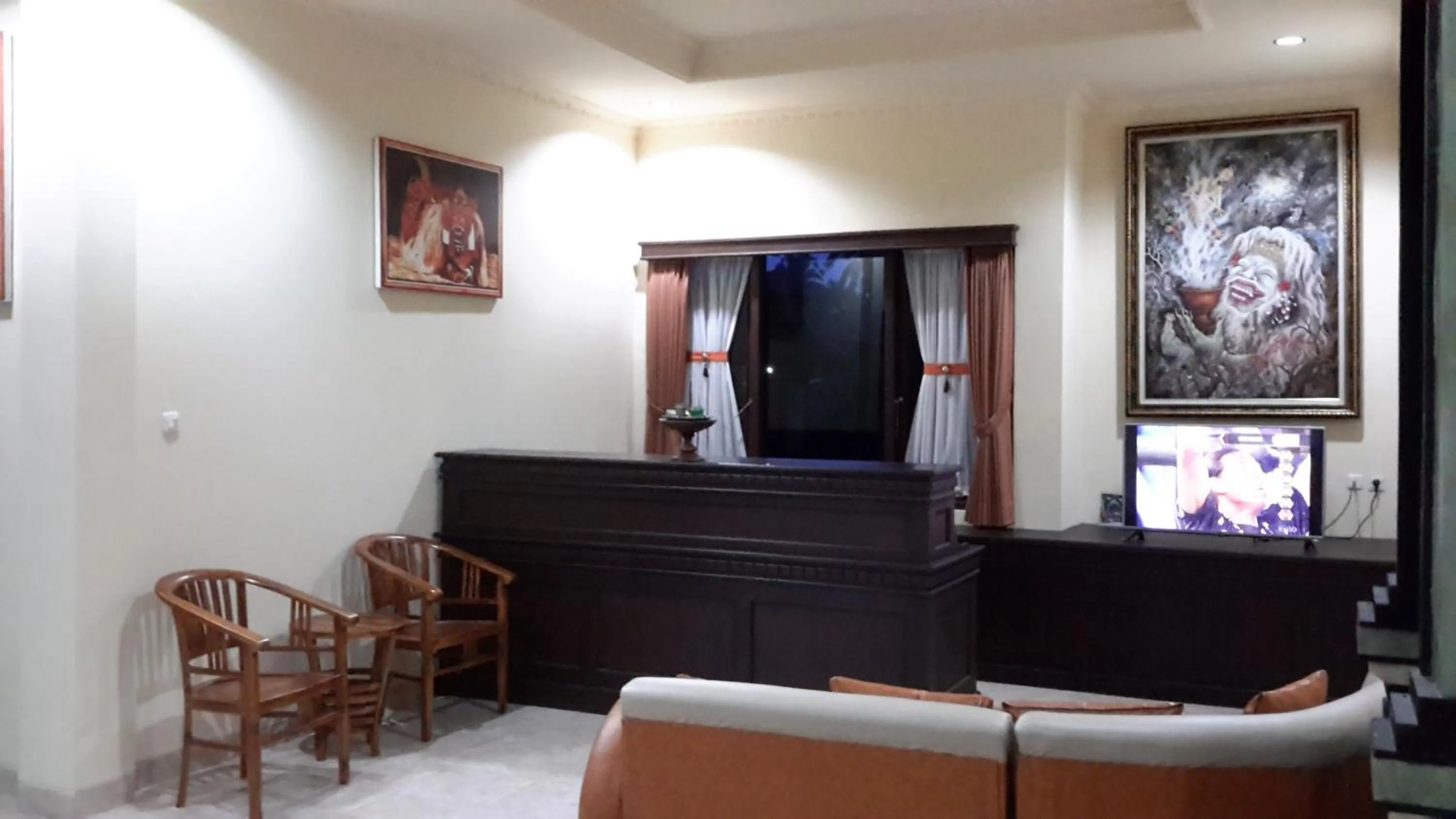 Communal lounge/ TV room in Hotel Mawar Sari Mitra RedDoorz