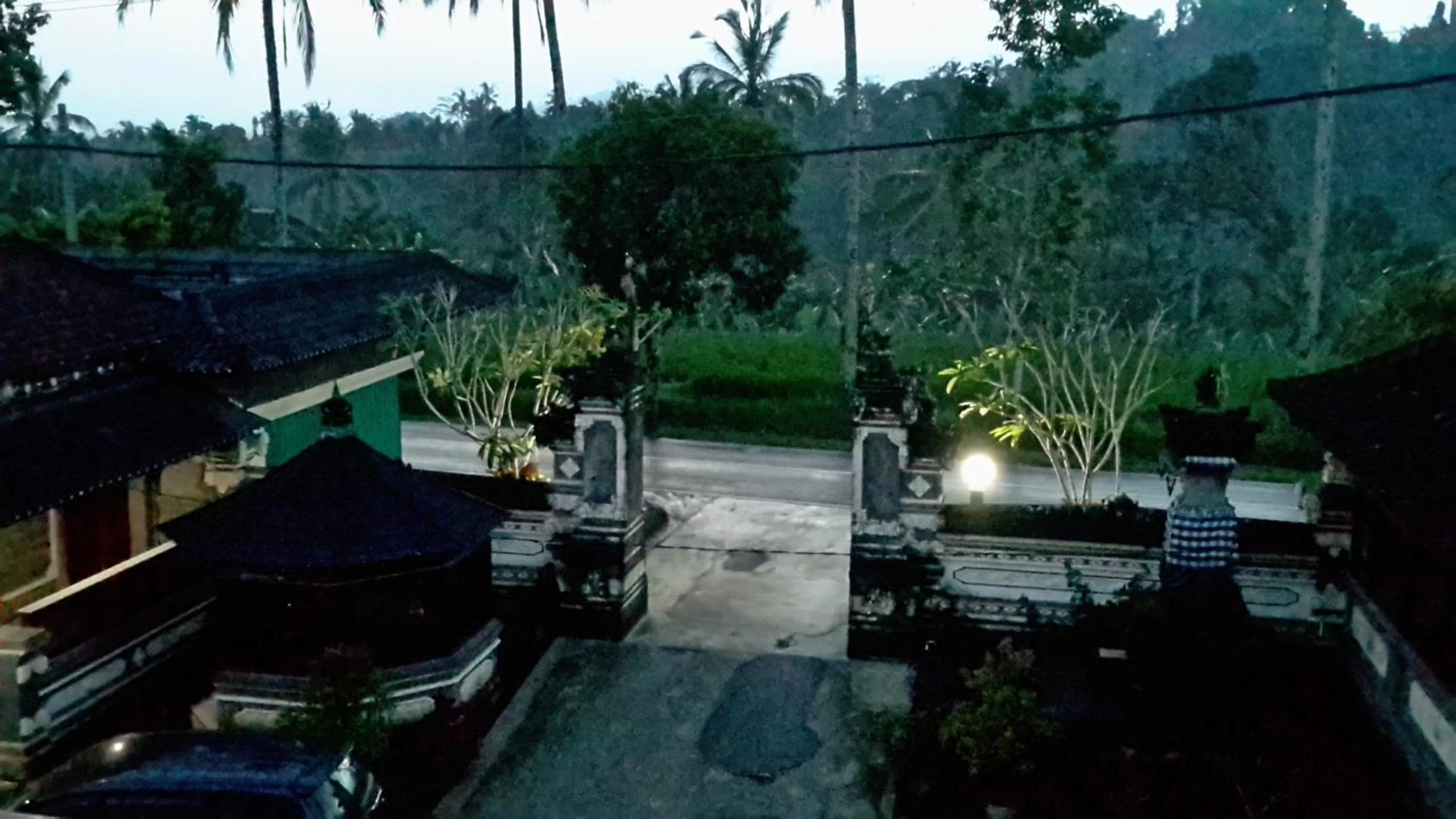 Facade/entrance in Hotel Mawar Sari Mitra RedDoorz