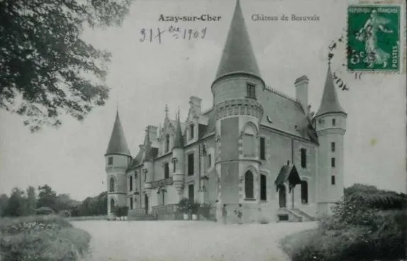 Facade/entrance in Château de Beauvais