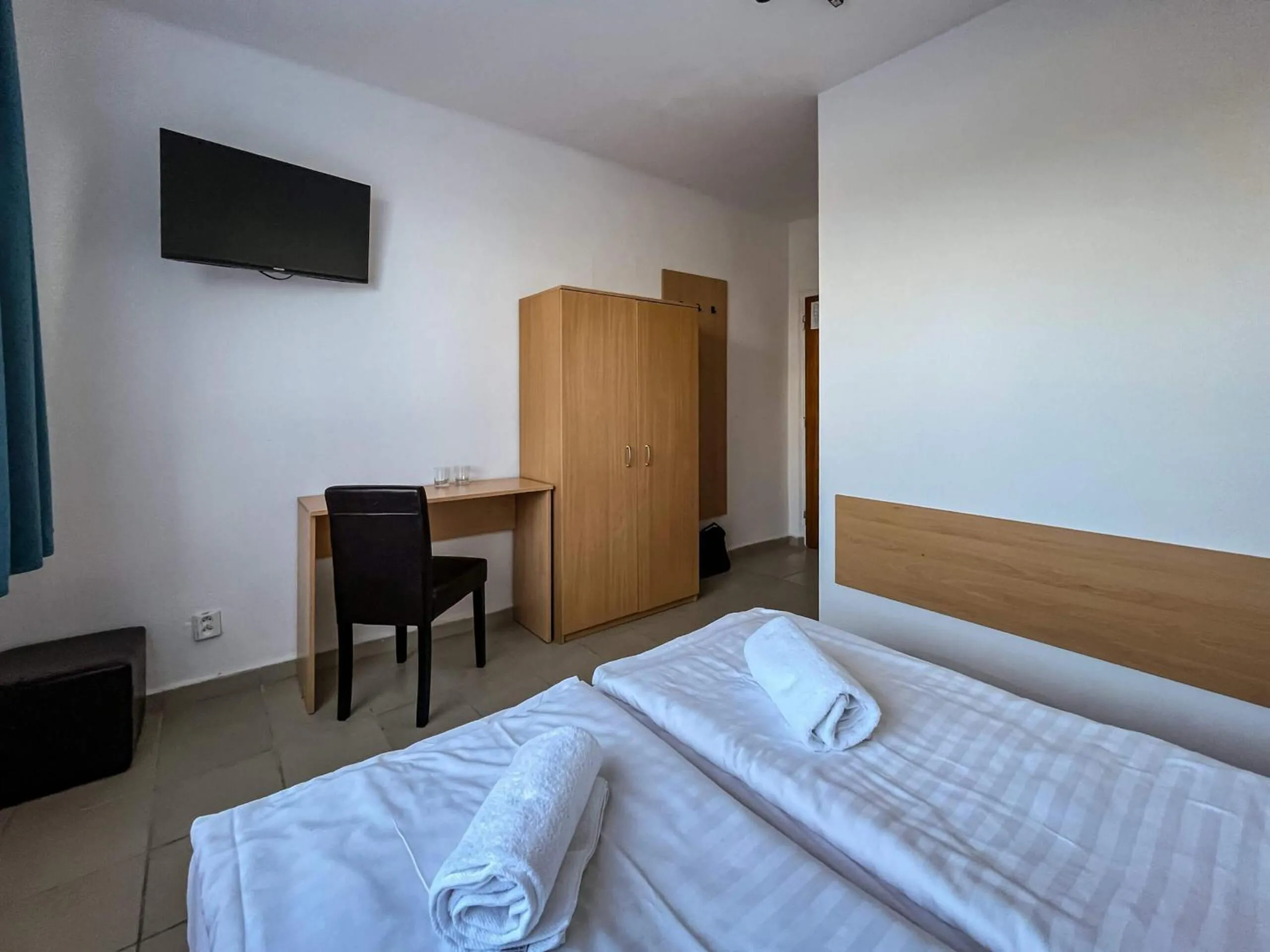 Photo of the whole room, Bed in AM Motel